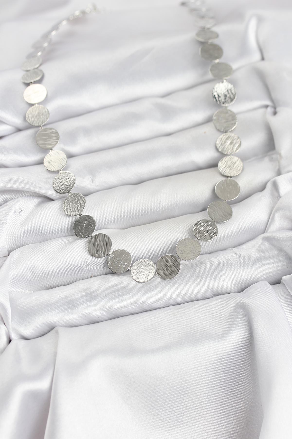 Yuvarlak Plaka Model Gümüş Renk Kadın Kolye - Lisinya