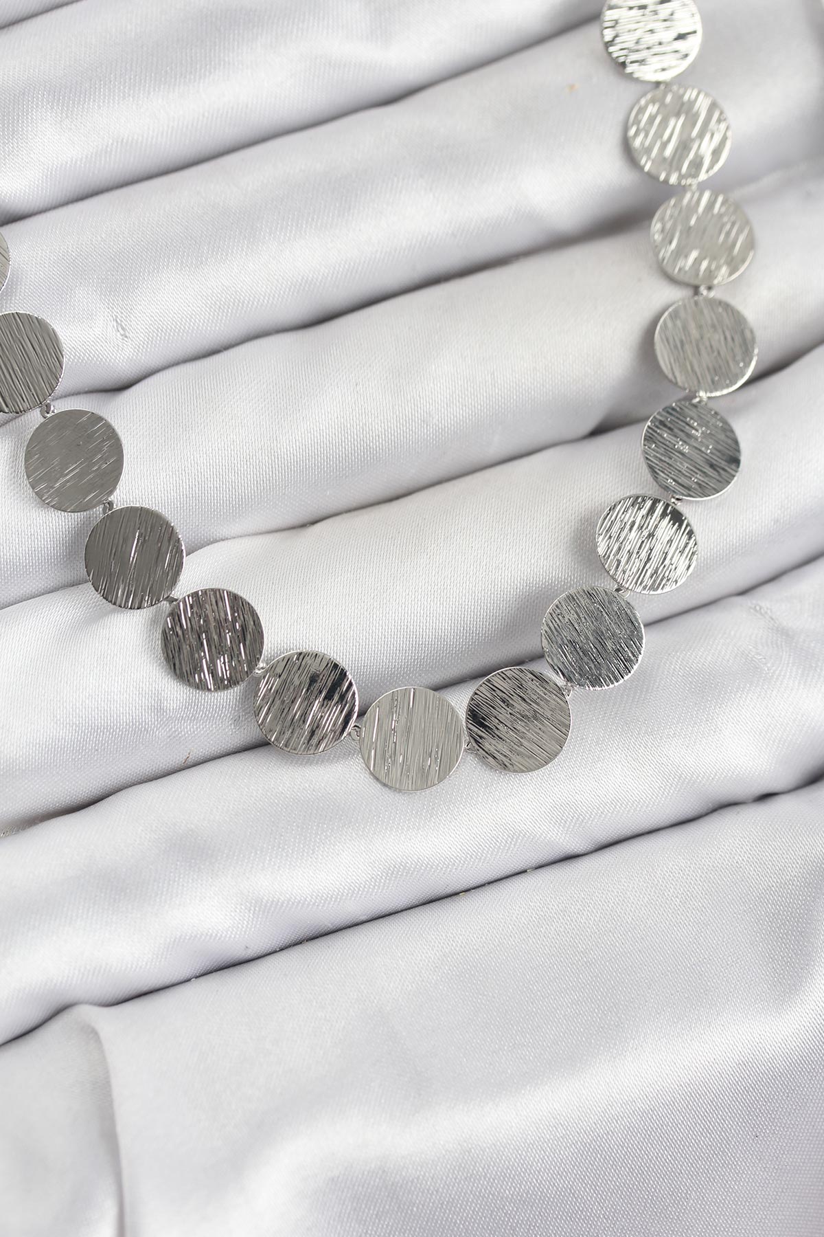 Yuvarlak Plaka Model Gümüş Renk Kadın Kolye - Lisinya