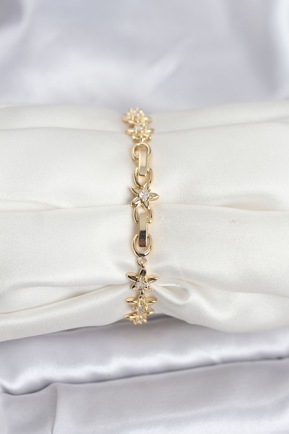 Pirinç Gold Renk VIP Seri Sıralı Taşlı Yıldız Model Zirkon Taşlı Kadın Bileklik - Lisinya