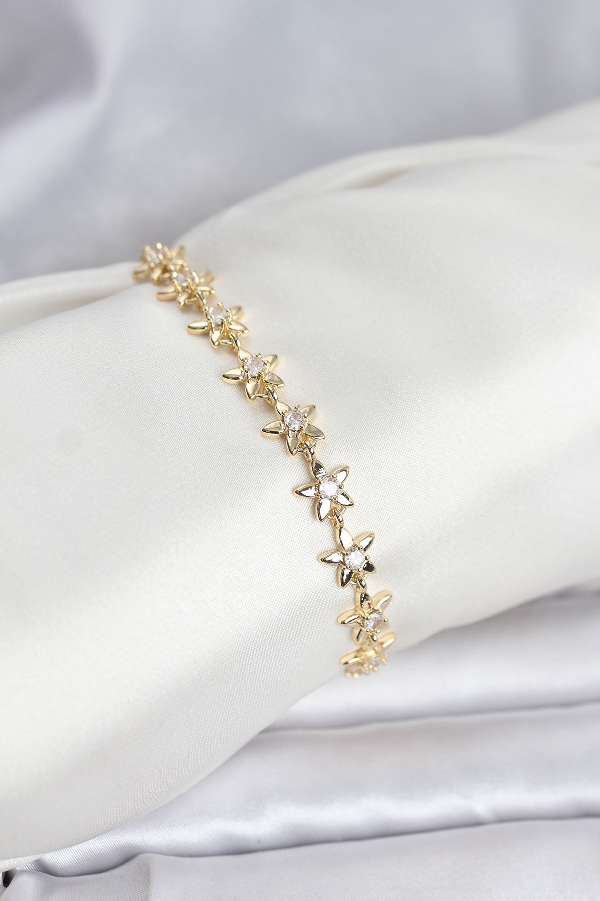 Pirinç Gold Renk VIP Seri Sıralı Taşlı Yıldız Model Zirkon Taşlı Kadın Bileklik - Lisinya