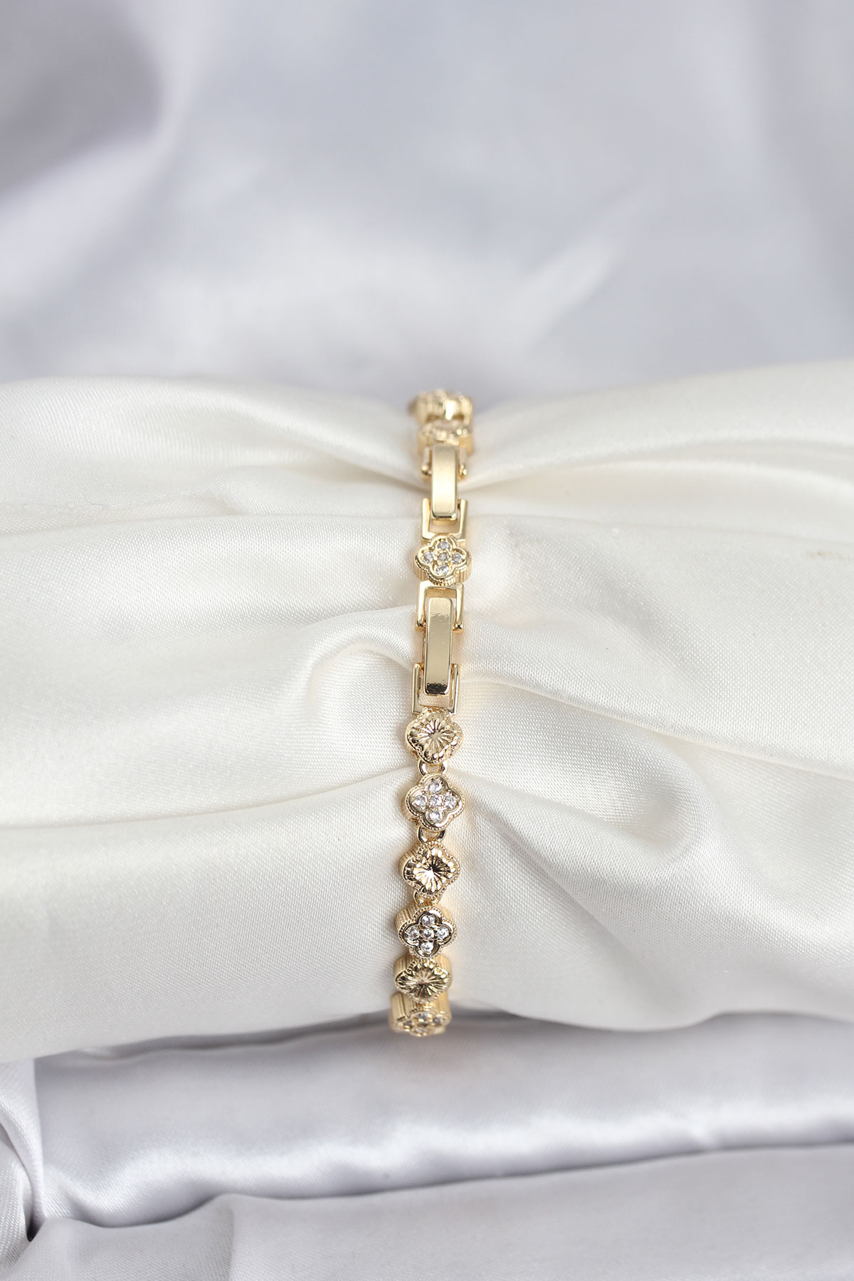 Pirinç Gold Renk VIP Seri Sıralı Yonca Model Zirkon Taşlı Kadın Bileklik - Lisinya