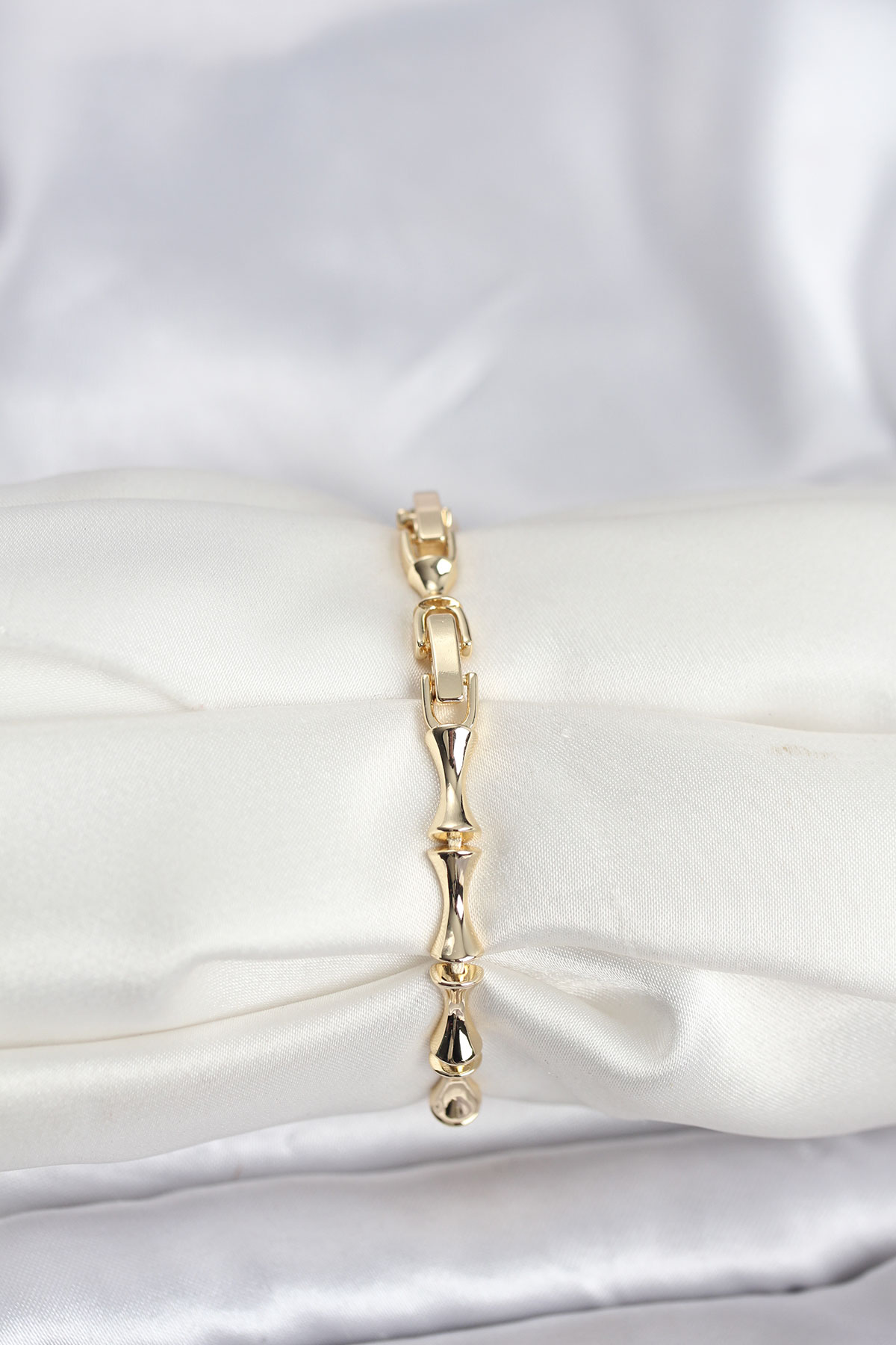 Pirinç Gold Renk VIP Seri Kemik Model Zirkon Taşlı Kadın Bileklik - Lisinya