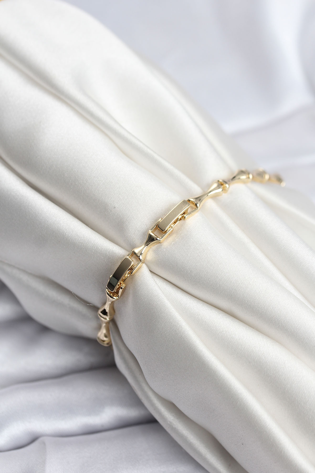 Pirinç Gold Renk VIP Seri İnce Kemik Model Zirkon Taşlı Kadın Bileklik - Lisinya