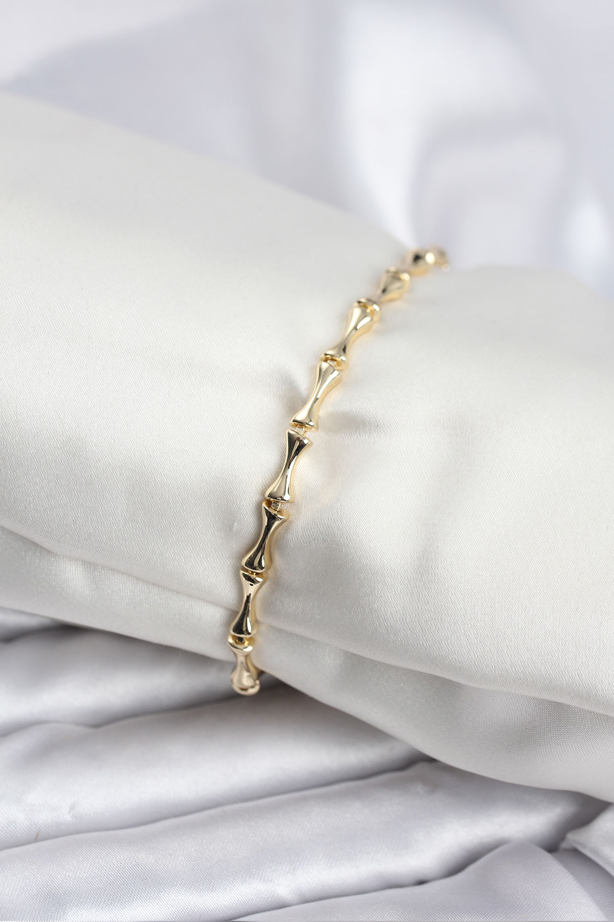 Pirinç Gold Renk VIP Seri İnce Kemik Model Zirkon Taşlı Kadın Bileklik - Lisinya