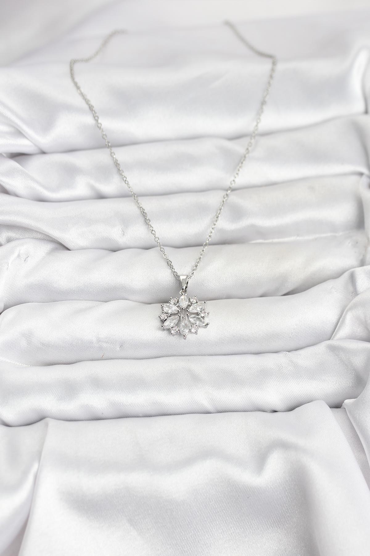 316L Çelik Zincir Gümüş Renk Lotus Model Zirkon Taşlı Kadın Kolye - Lisinya