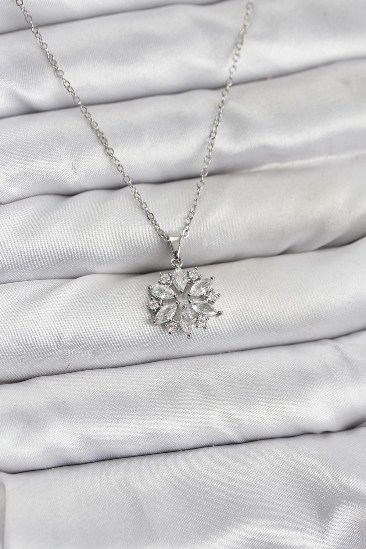 316L Çelik Zincir Gümüş Renk Lotus Model Zirkon Taşlı Kadın Kolye - Lisinya