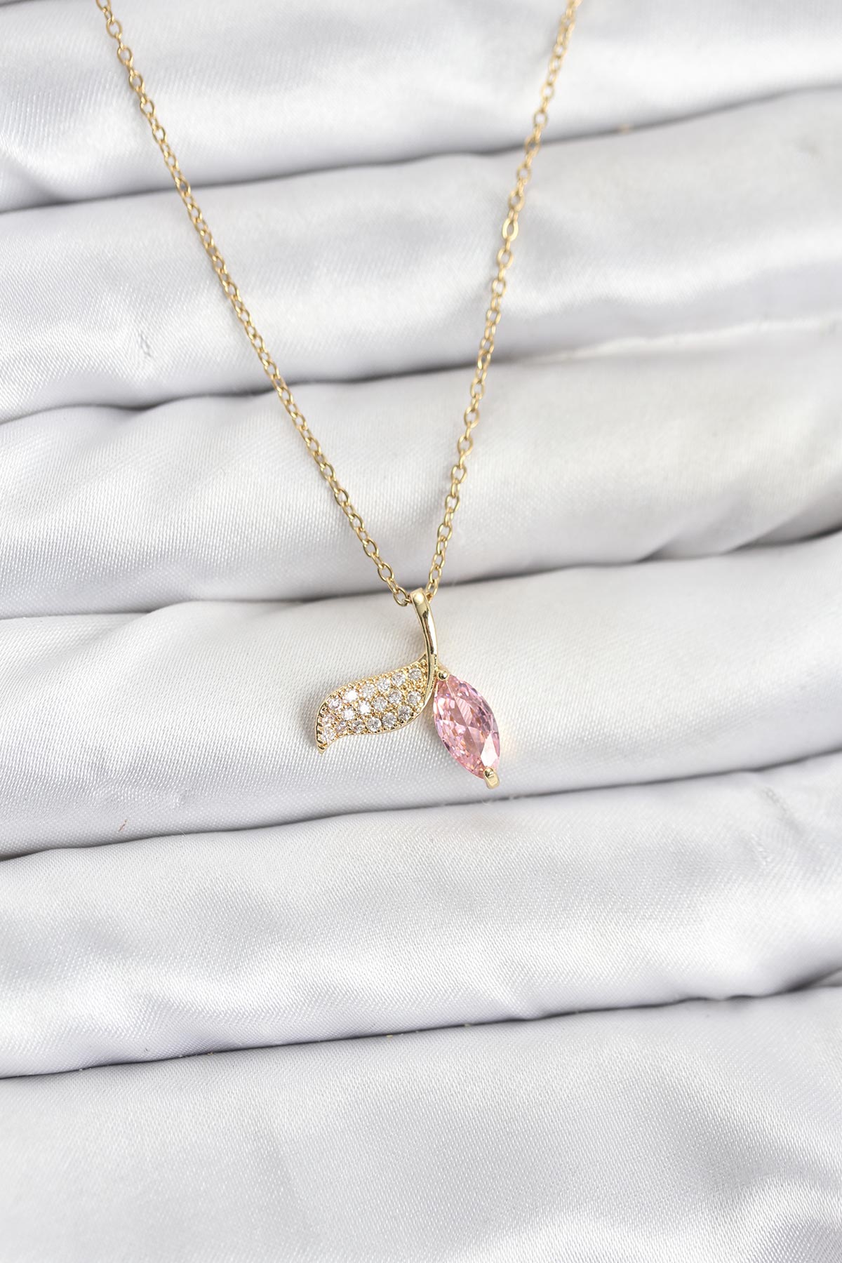 316L Çelik Zincir Gold Renk Balık Kuyruğu Model Zirkon Taşlı Kadın Kolye - Lisinya