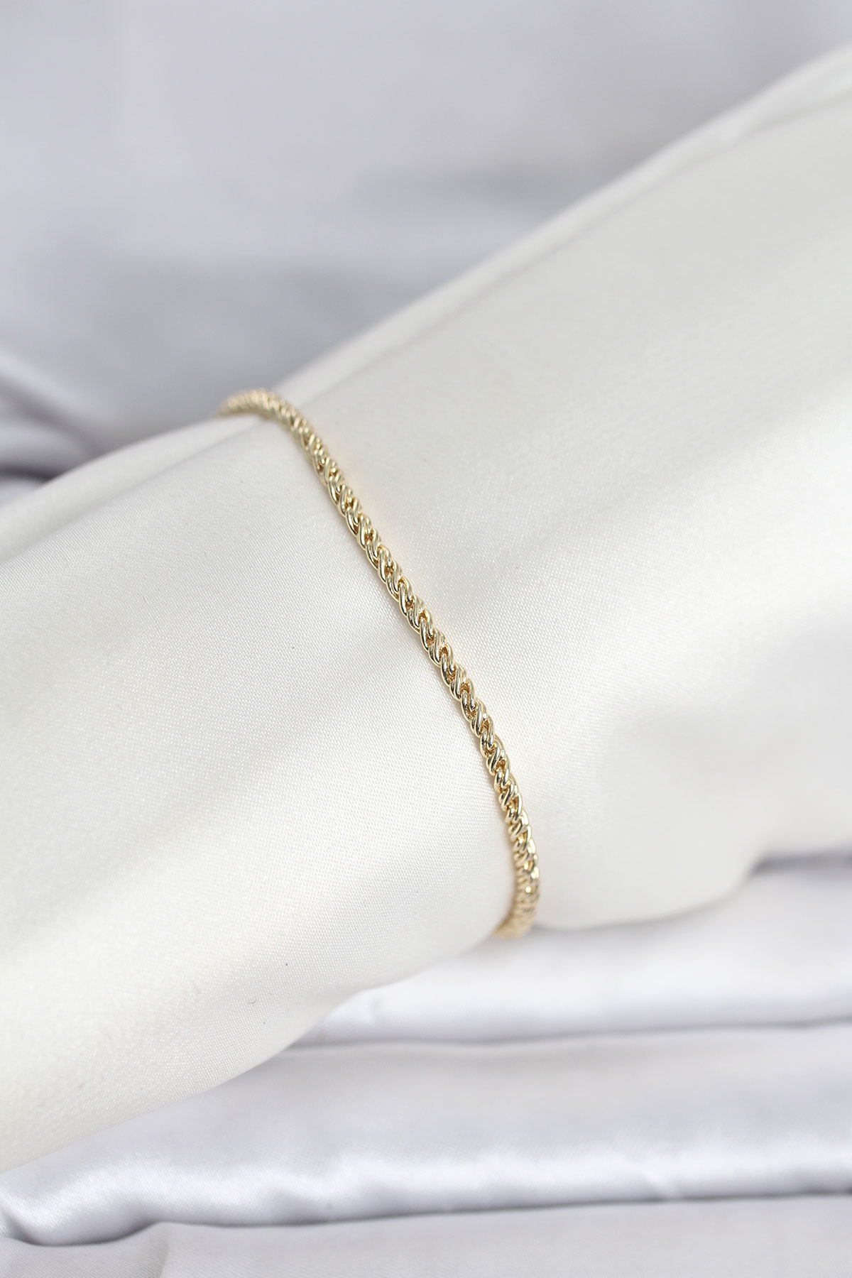 CM 14K Gold Renk Burgulu Zincir Model Kadın Bileklik - Lisinya CM 14K Gold Renk Burgulu Zincir Model Kadın Bileklik - Lisinya