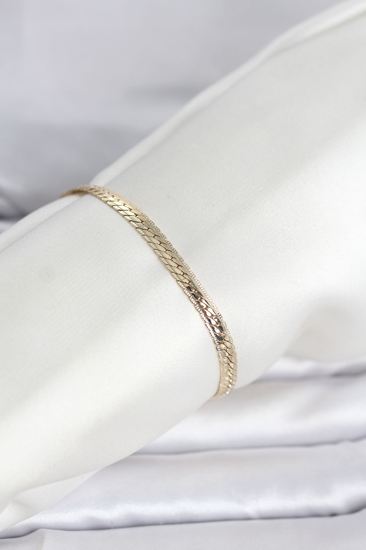 CM 14K Gold Renk Lazerli Yassı Zincir Model Kadın Bileklik - Lisinya CM 14K Gold Renk Lazerli Yassı Zincir Model Kadın Bileklik - Lisinya