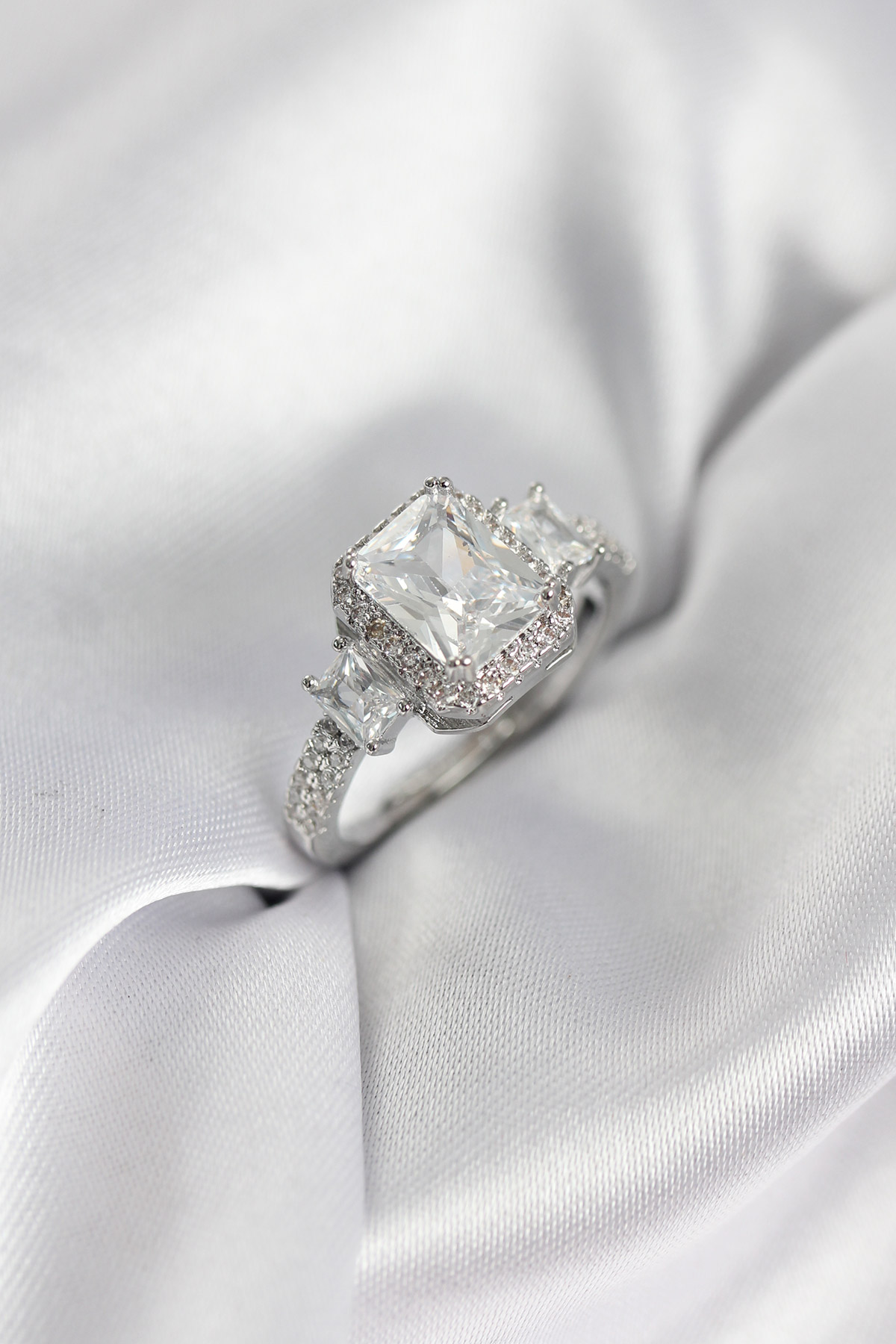 Gümüş Renk Kare Baget Zirkon Taşlı Tek Taş Model Kadın Yüzük - Lisinya