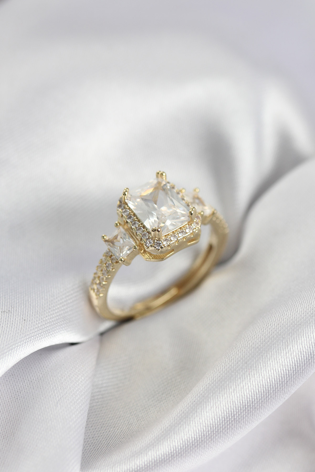 Gold Renk Kare Baget Zirkon Taşlı Tek Taş Model Kadın Yüzük - Lisinya