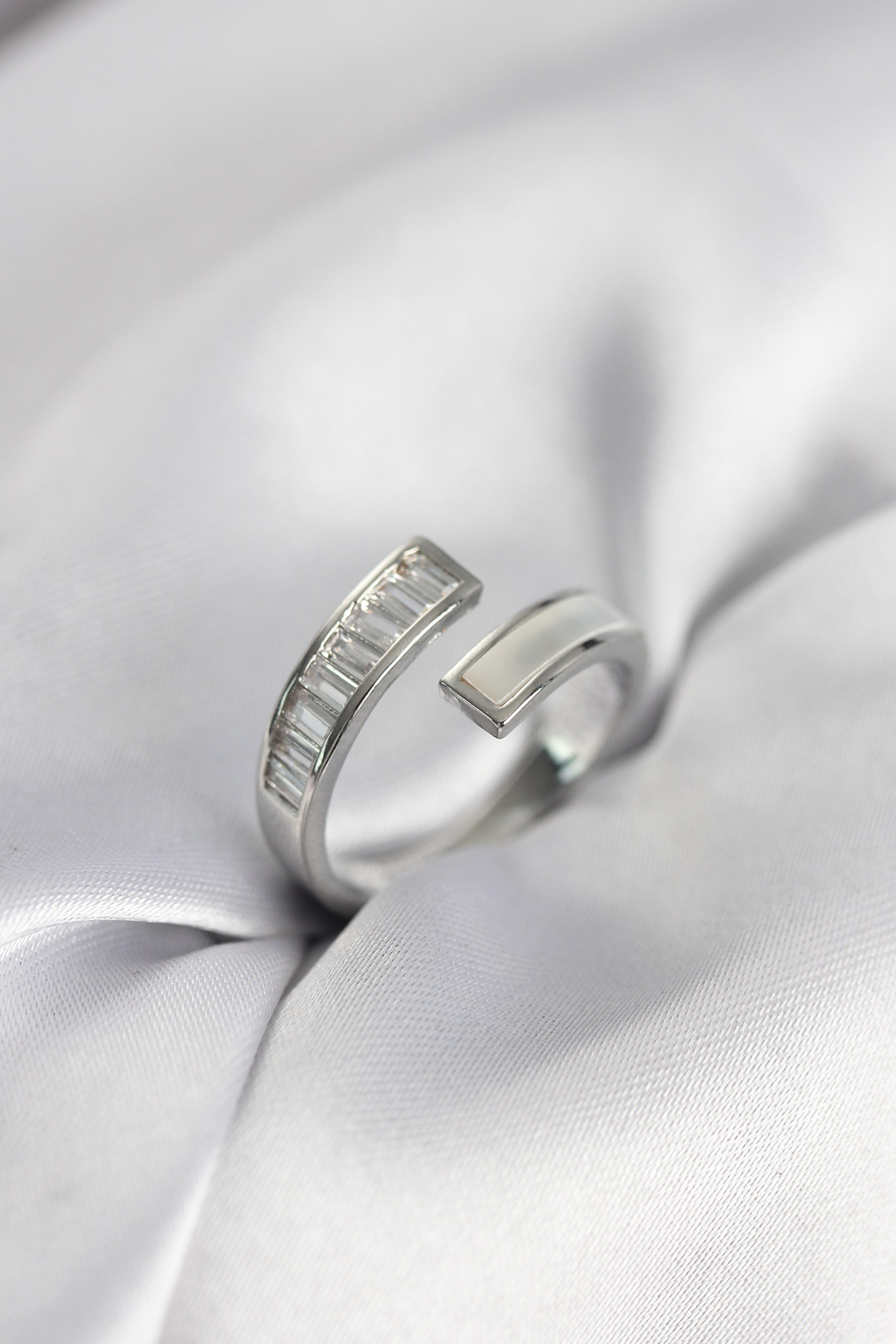 Gümüş Renk Sedefli Baget Zirkon Taşlı Kadın Yüzük - Lisinya