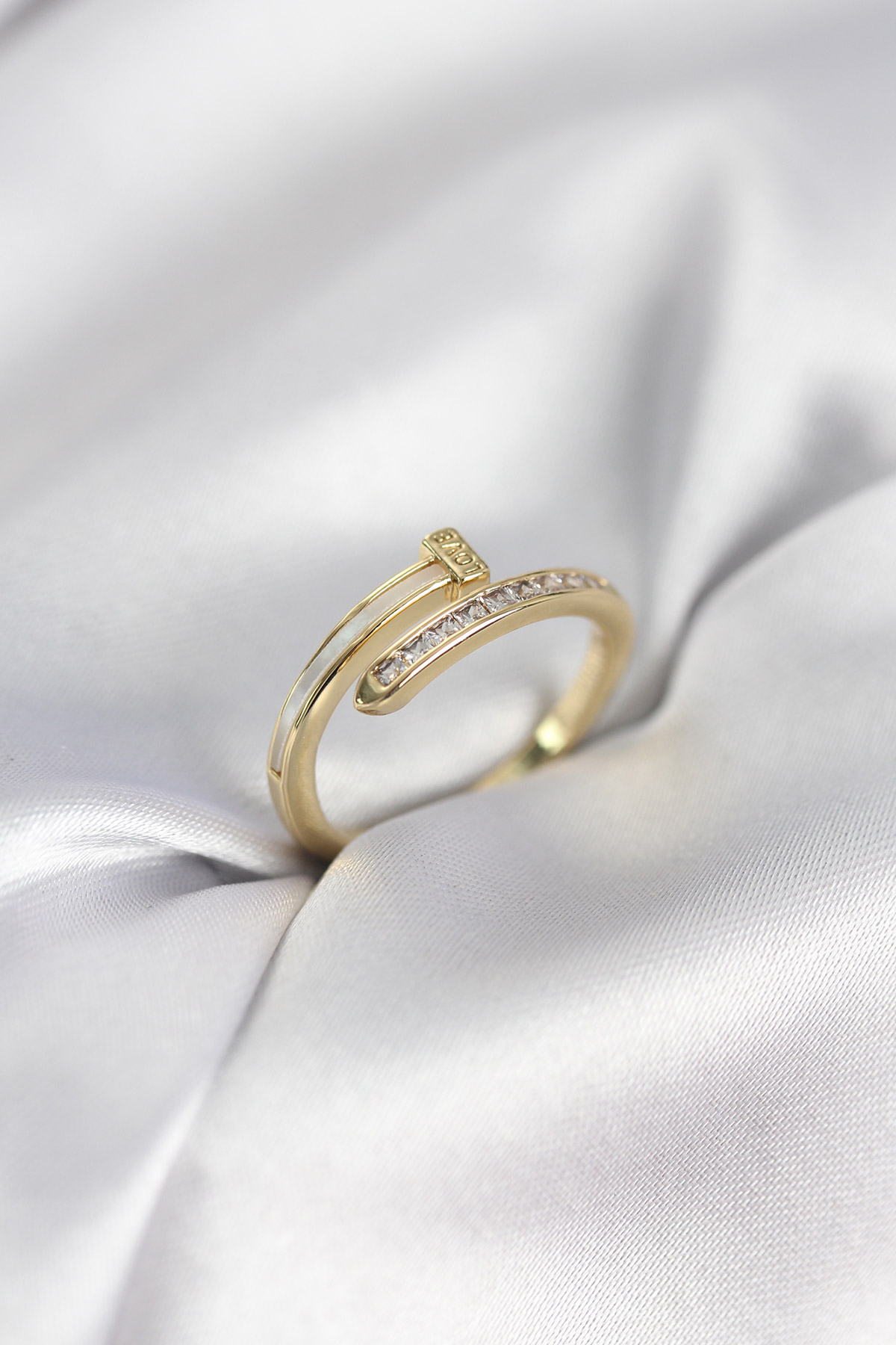 Zirkon Taşlı Gold Renk Yassı Çivi Model Kadın Yüzük - Lisinya