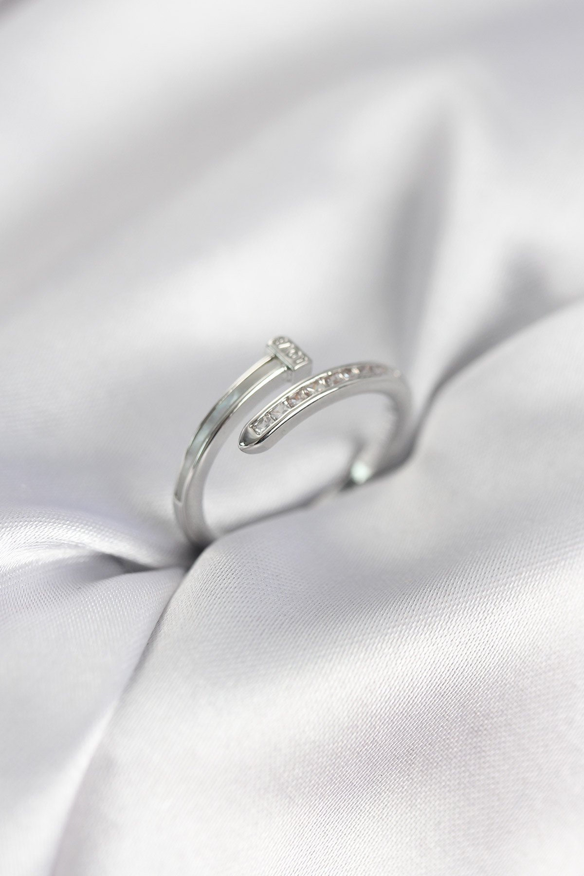 Zirkon Taşlı Gümüş Renk Yassı Çivi Model Kadın Yüzük - Lisinya