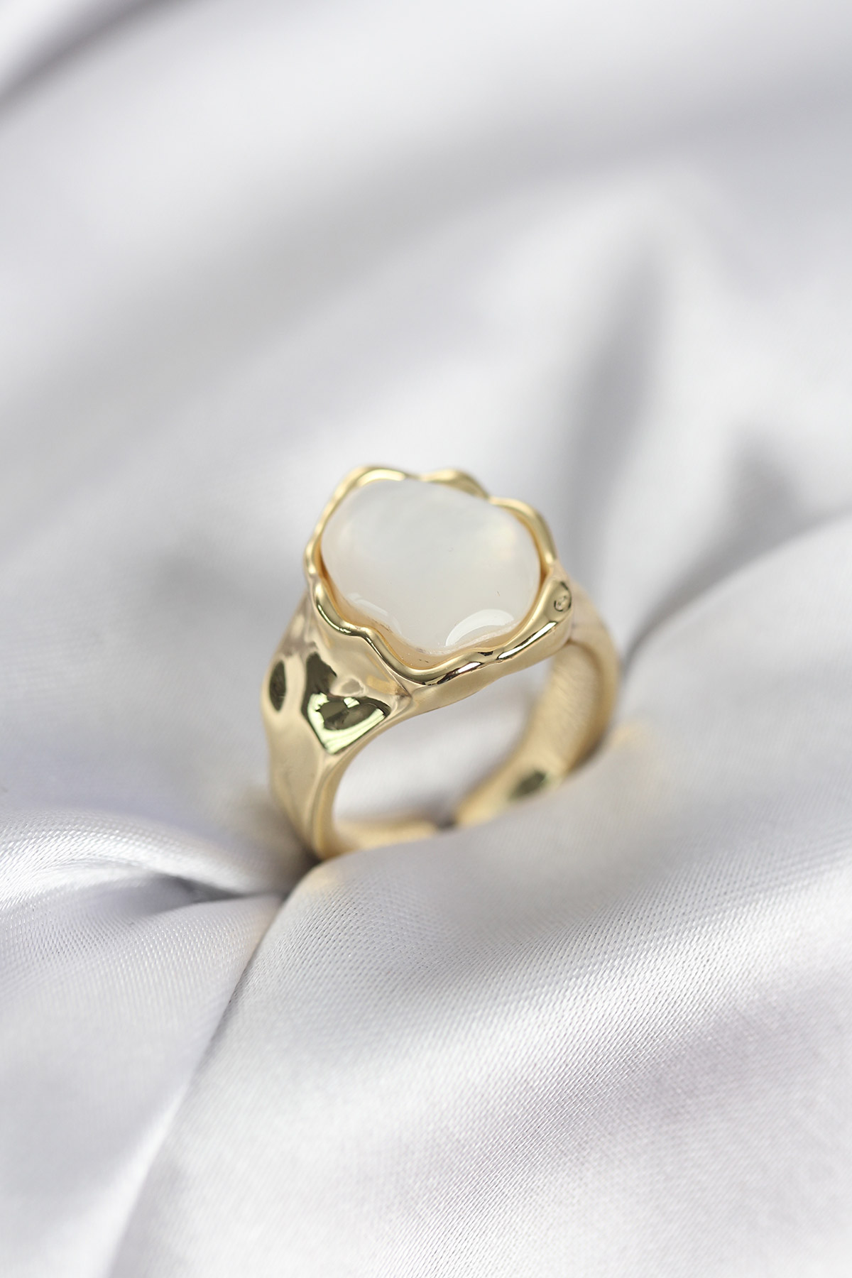 Gold Renk Beyaz Taşlı Vintage Kadın Yüzük - Lisinya