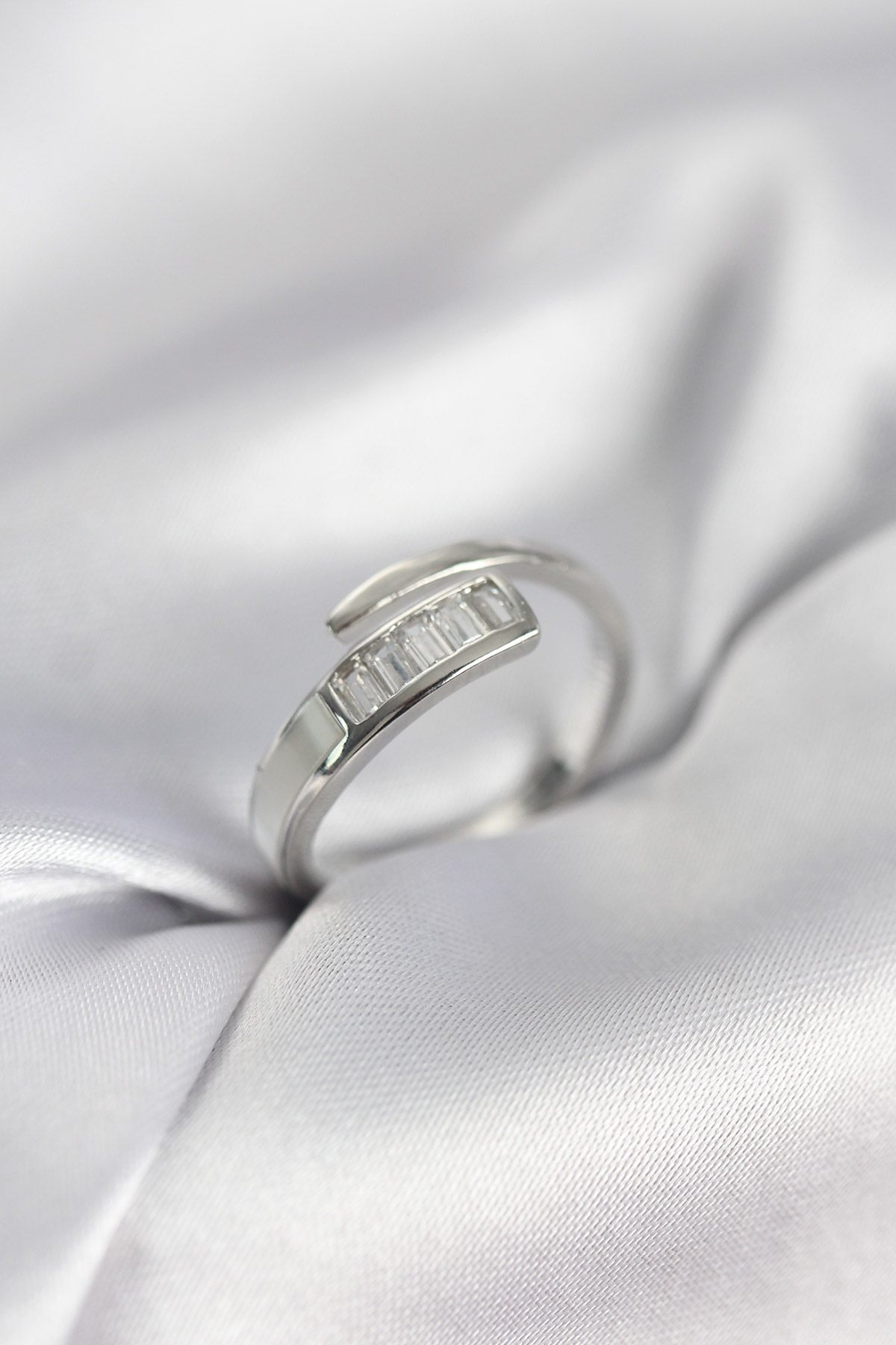 Baget Zirkon Taşlı Gümüş Renk Kadın Yüzük - Lisinya