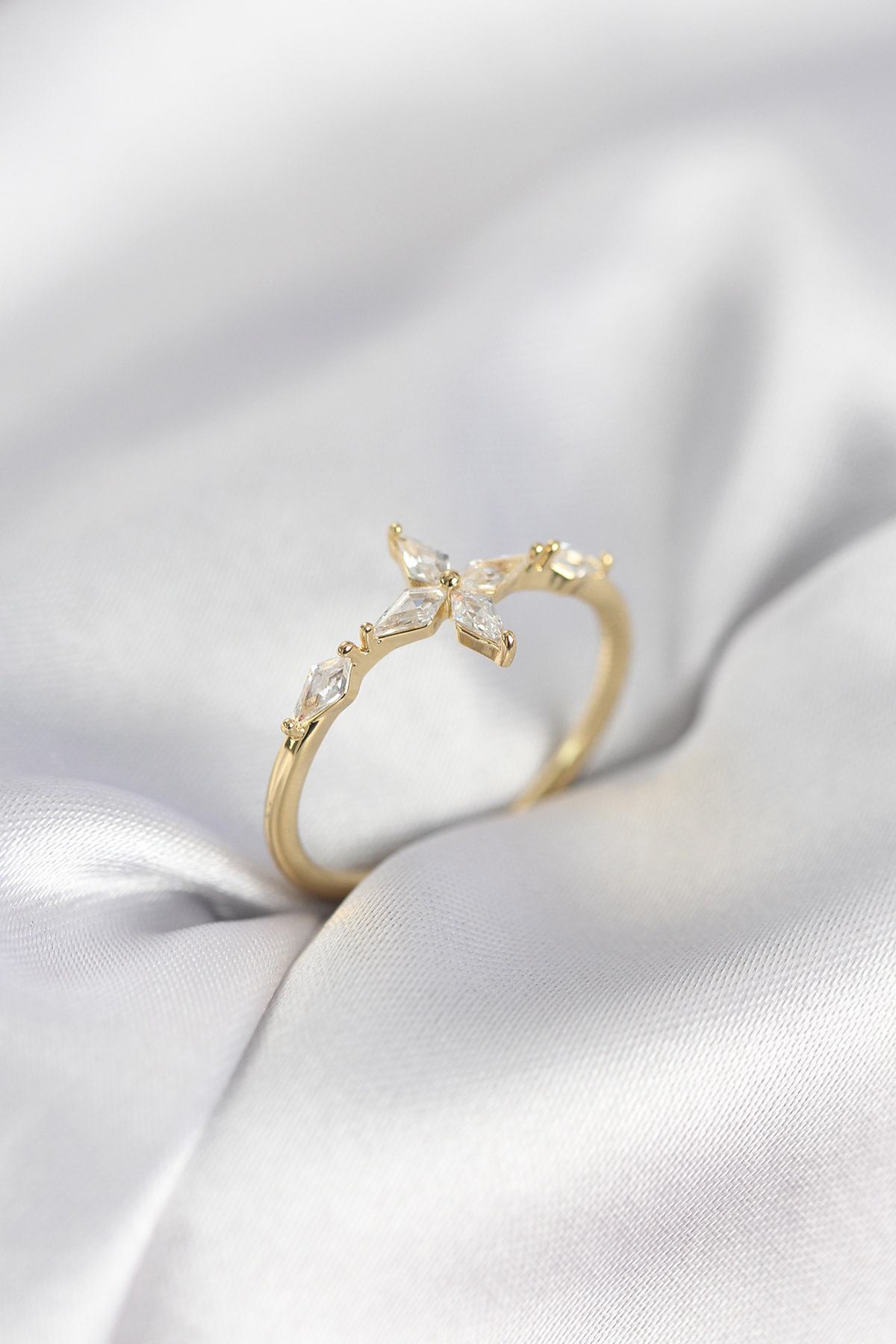 Yıldız Model Zirkon Taşlı Gold Renk Kadın Yüzük - Lisinya