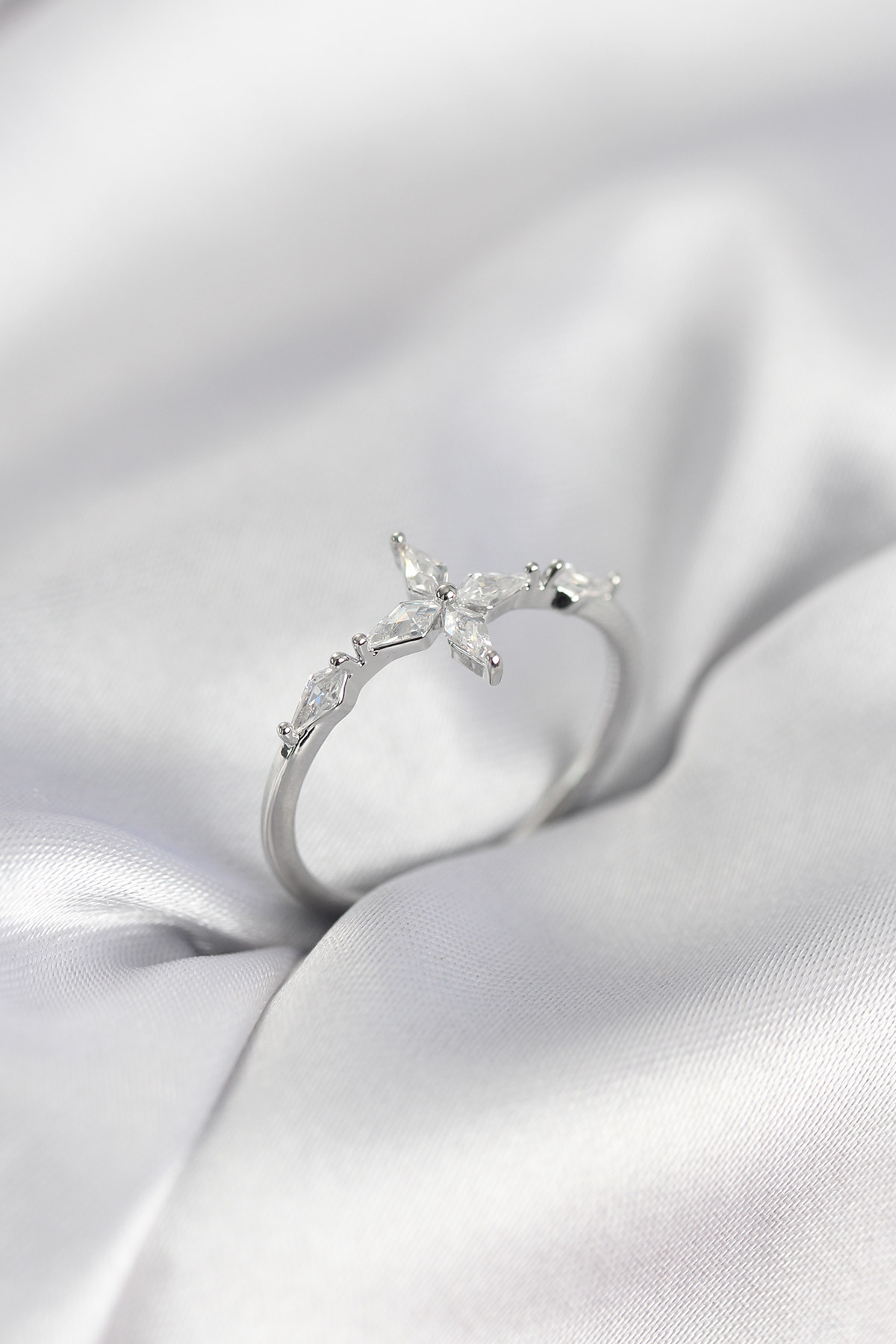 Yıldız Model Zirkon Taşlı Gümüş Renk Kadın Yüzük - Lisinya