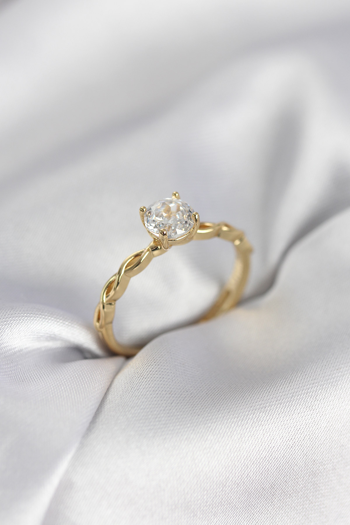 Gold Renk Sarmal Zincir Model Tek Taş Model Zirkon Taşlı Kadın Yüzük - Lisinya Gold Renk Sarmal Zincir Model Tek Taş Model Zirkon Taşlı Kadın Yüzük - Lisinya