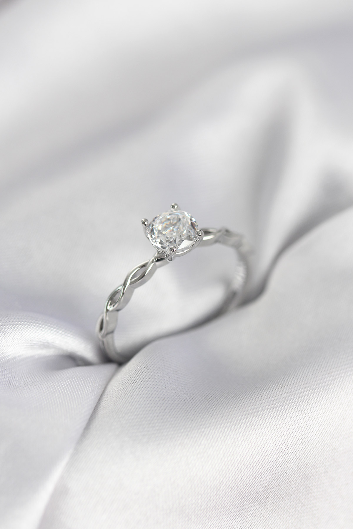 Gümüş Renk Sarmal Zincir Model Tek Taş Model Zirkon Taşlı Kadın Yüzük - Lisinya