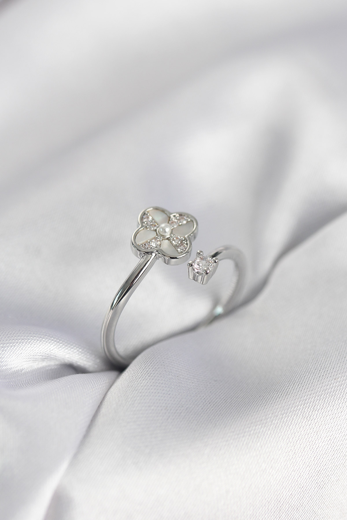 Gümüş Renk Zirkon Taşlı Yonca Model Kadın Yüzük - Lisinya