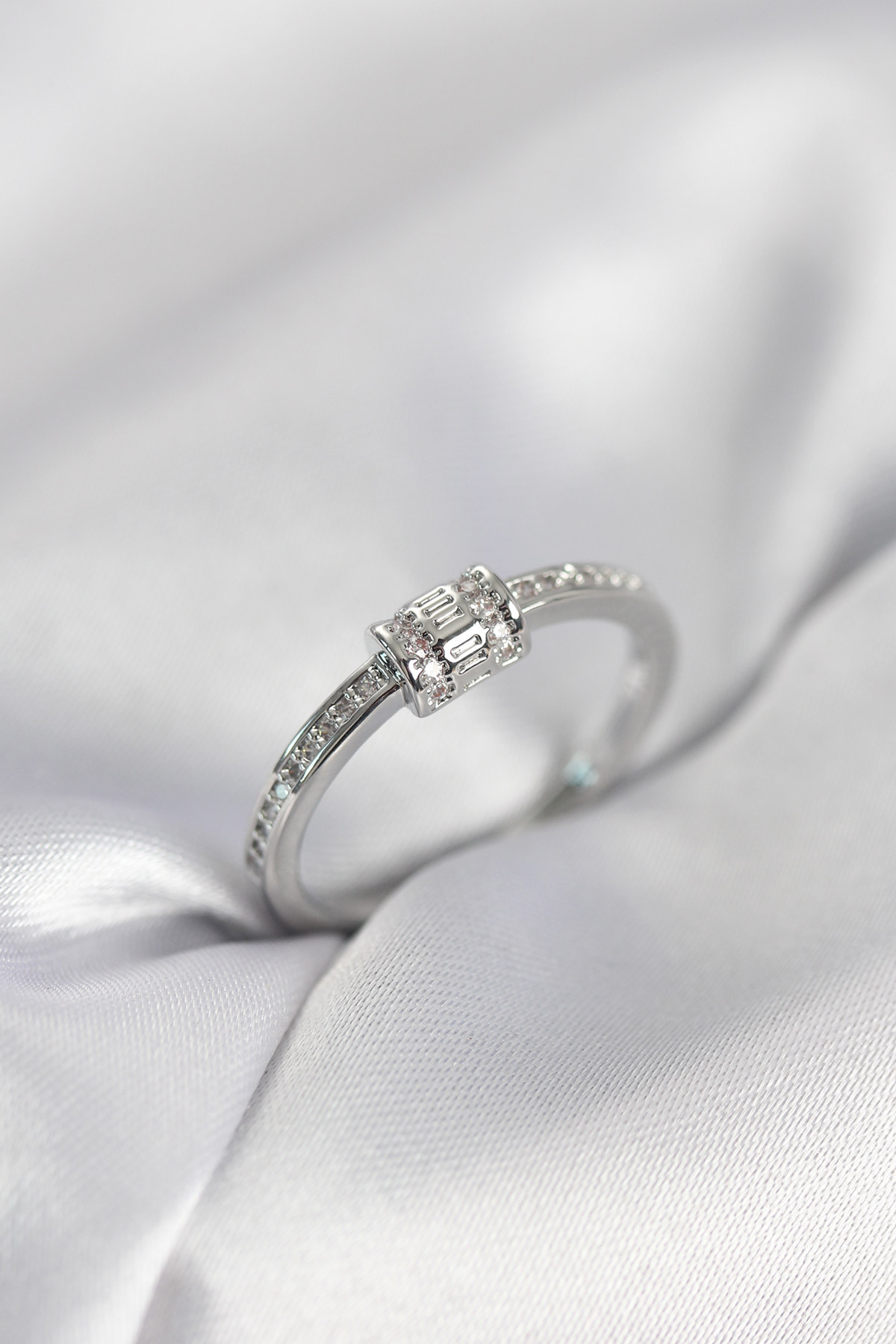 Zirkon Taşlı Gümüş Renk Pirinç Kadın Yüzük - Lisinya