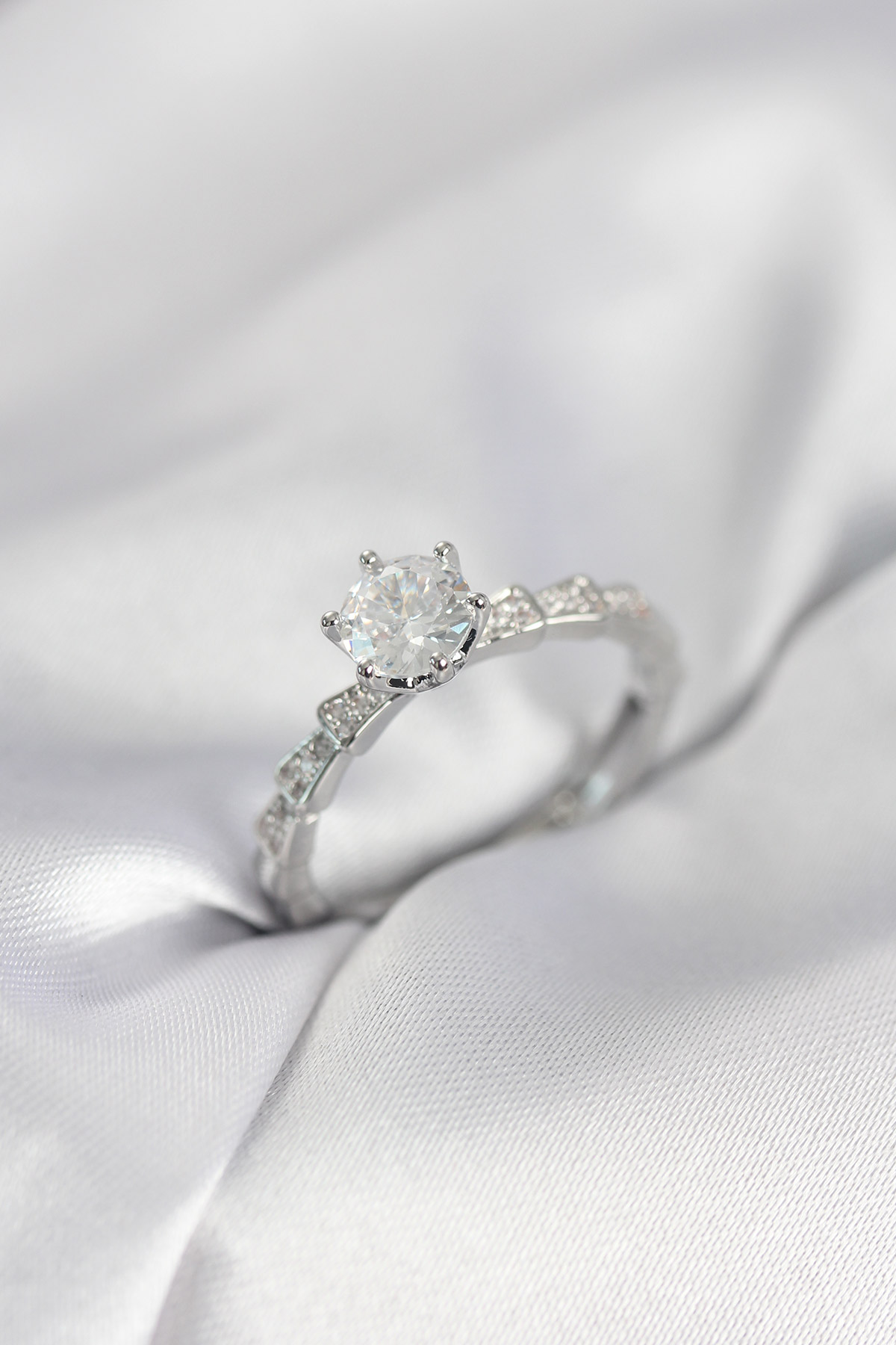 Gümüş Renk Zirkon Taşlı Tek Taş Model Kadın Yüzük - Lisinya