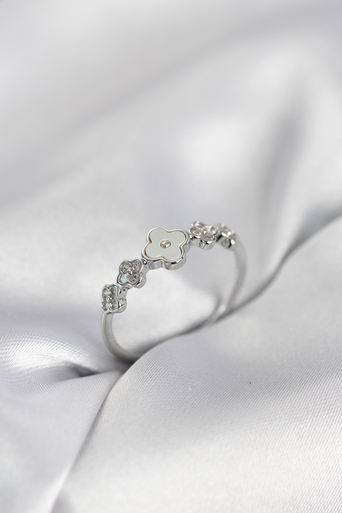 Gümüş Renk Minimal Yonca ve Zirkon Taşlı Kadın Yüzük - Lisinya