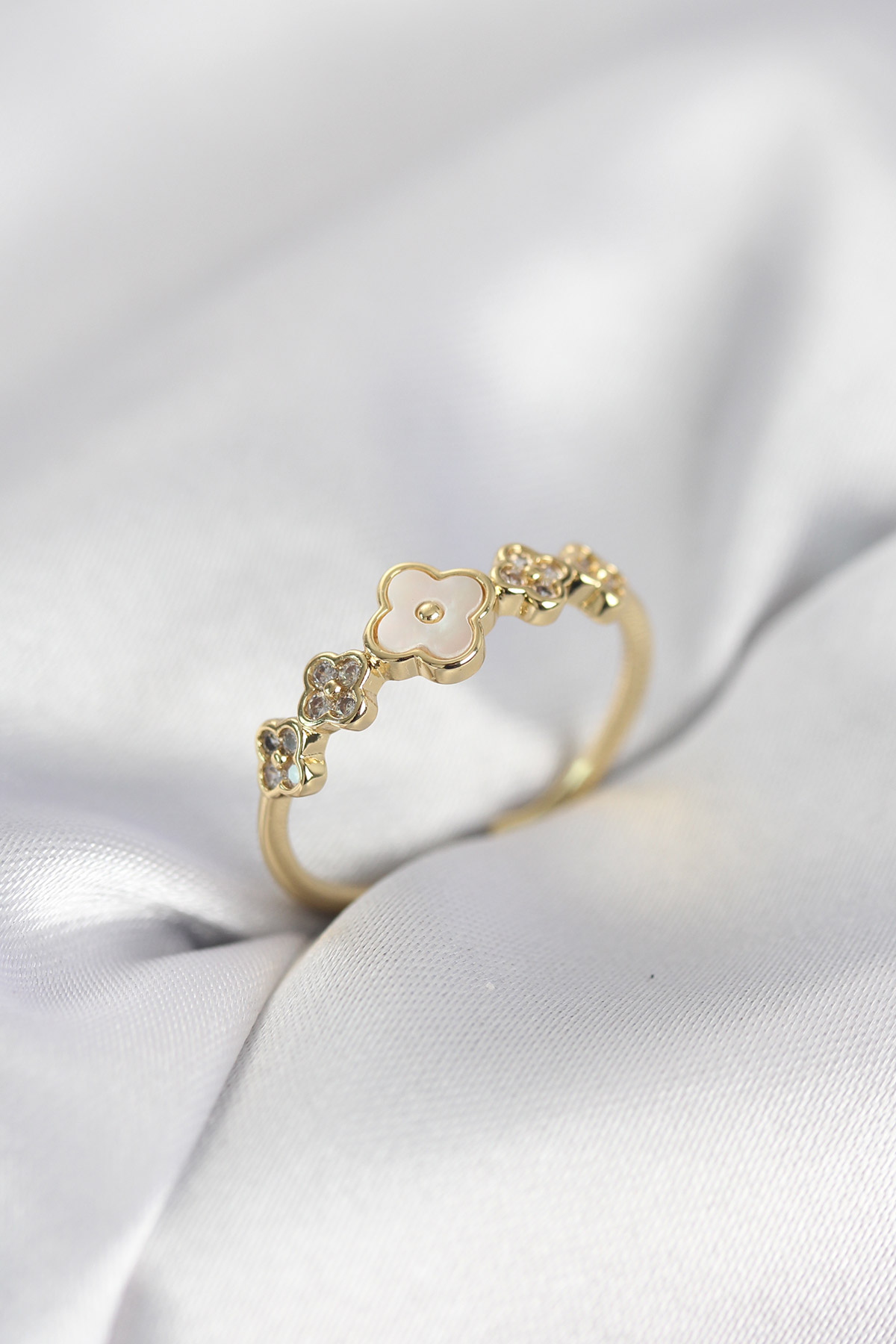 Gold Renk Minimal Yonca ve Zirkon Taşlı Kadın Yüzük - Lisinya Gold Renk Minimal Yonca ve Zirkon Taşlı Kadın Yüzük - Lisinya