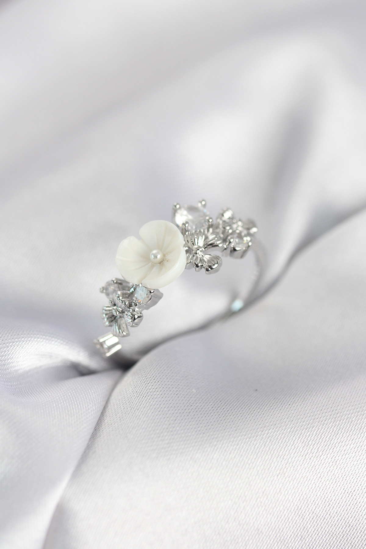 Gümüş Renk Pirinç Çiçek Model Zirkon Taşlı Kadın Yüzük - Lisinya