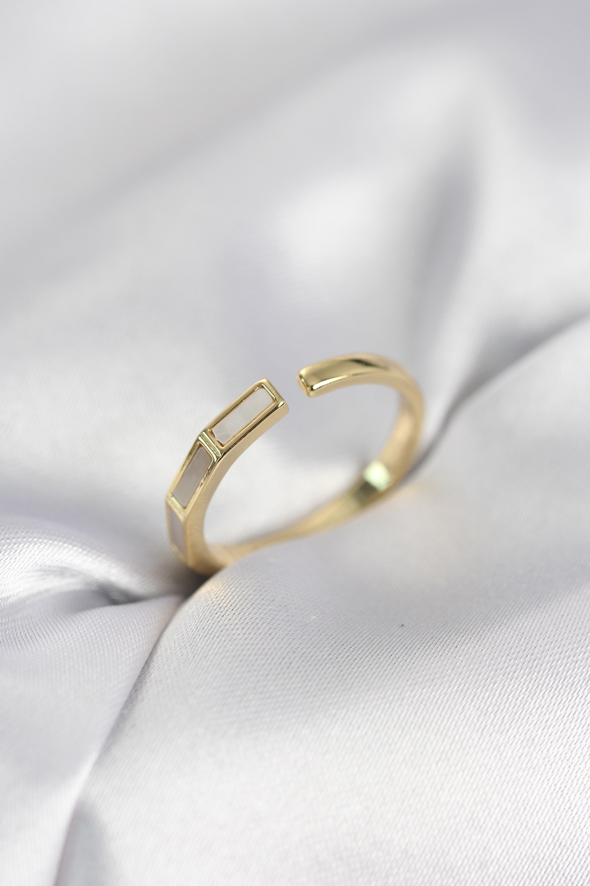 Gold Renk Sedefli Çubuk Model Kadın Yüzük - Lisinya