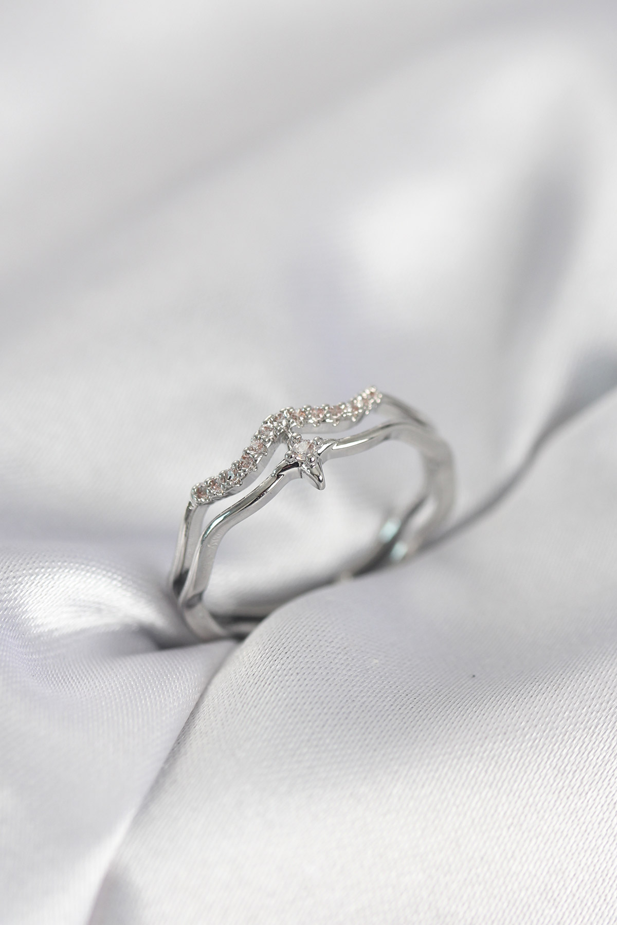 Minimal Yıldız Model Gümüş Renk Zirkon Taşlı Kadın Yüzük - Lisinya