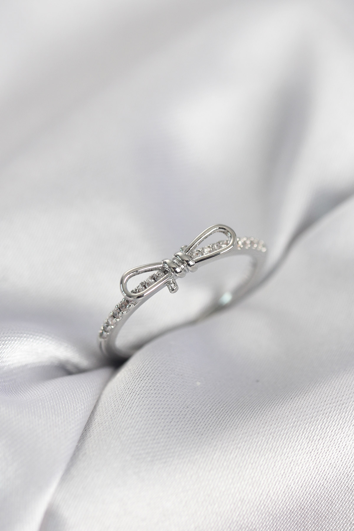 Fiyonk Model Zirkon Taşlı Gümüş Renk Kadın Yüzük - Lisinya