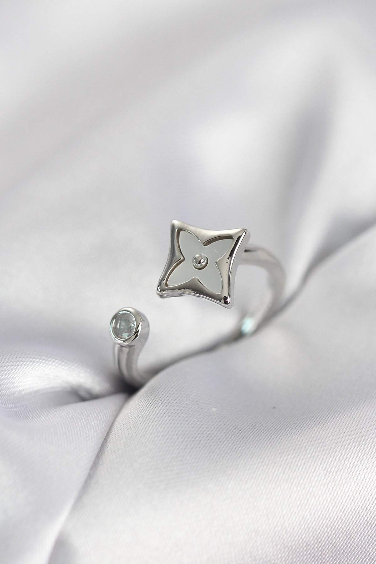 Gümüş Renk Köşeli Yonca Model Zirkon Taşlı Kadın Yüzük - Lisinya