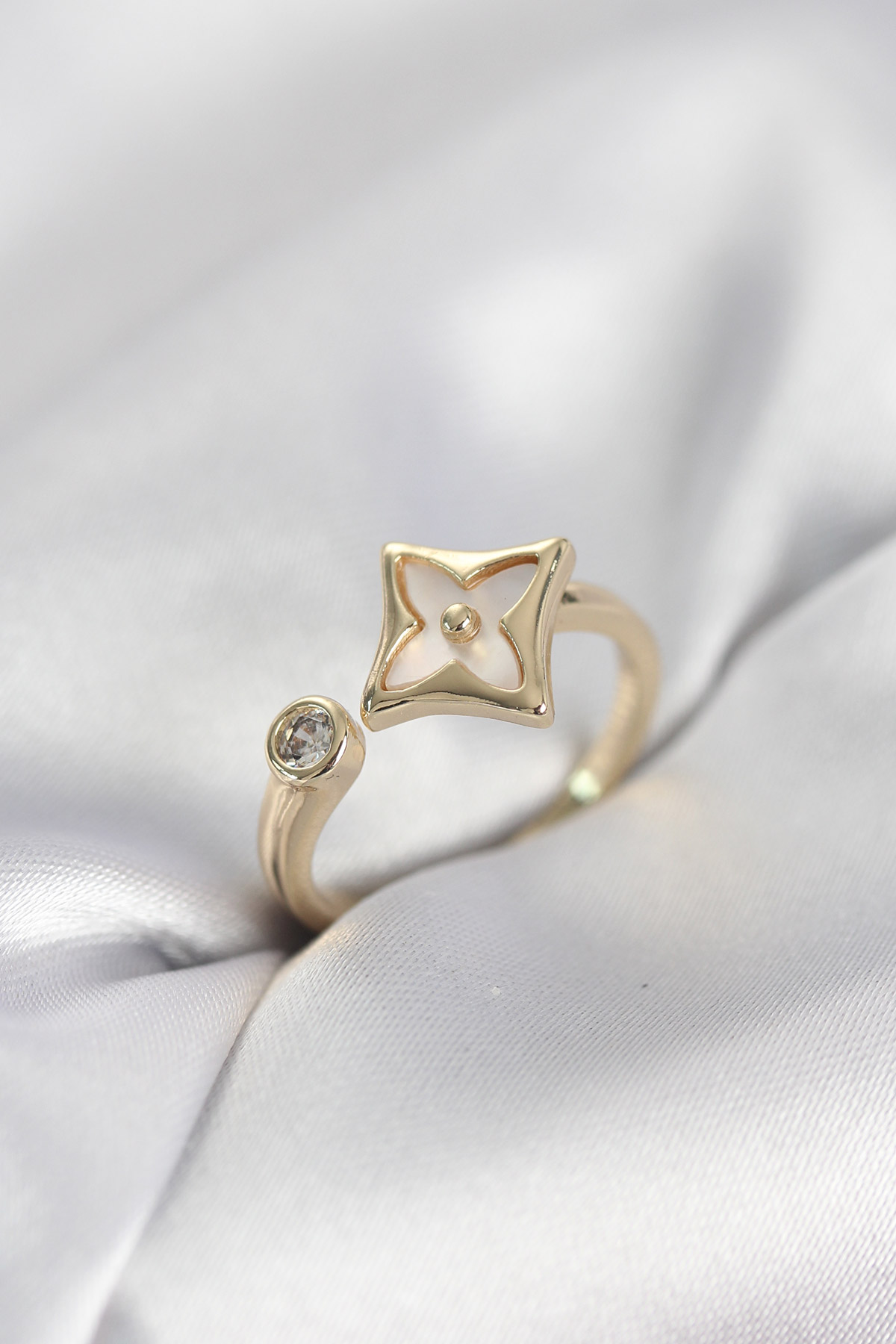 Gold Renk Köşeli Yonca Model Zirkon Taşlı Kadın Yüzük - Lisinya