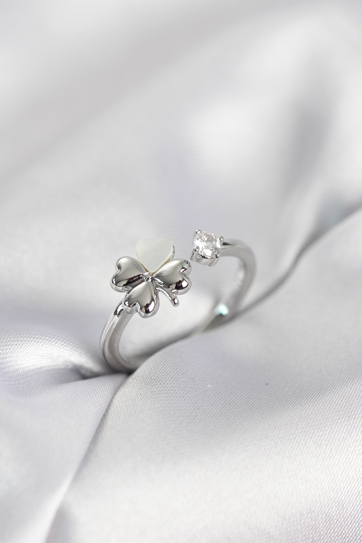 Gümüş Renk Yonca Model Sedefli Kadın Yüzük - Lisinya