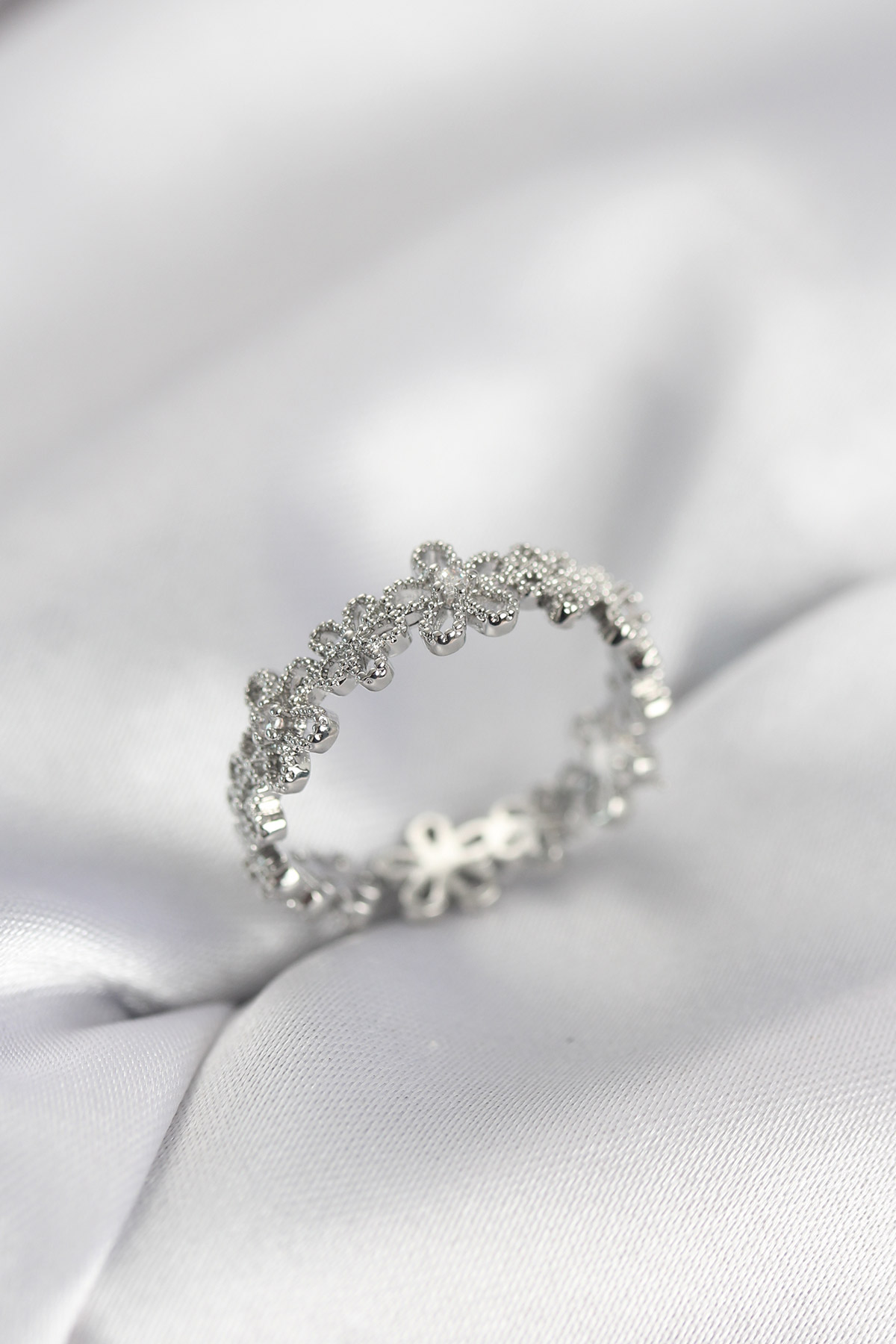 Gümüş Renk Sıralı Çiçek Model Zirkon Taşlı Kadın Yüzük - Lisinya