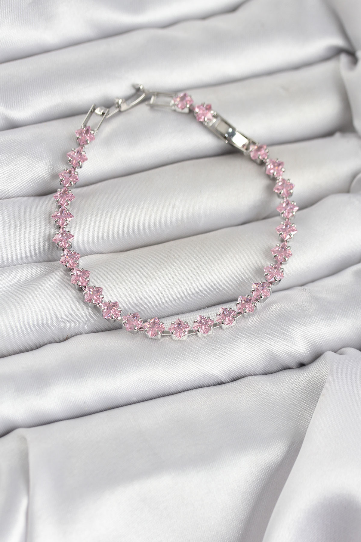 Pembe Kare Zirkon Taşlı Gümüş Renk Pirinç Su Yolu Kadın Bileklik - Lisinya Pembe Kare Zirkon Taşlı Gümüş Renk Pirinç Su Yolu Kadın Bileklik - Lisinya