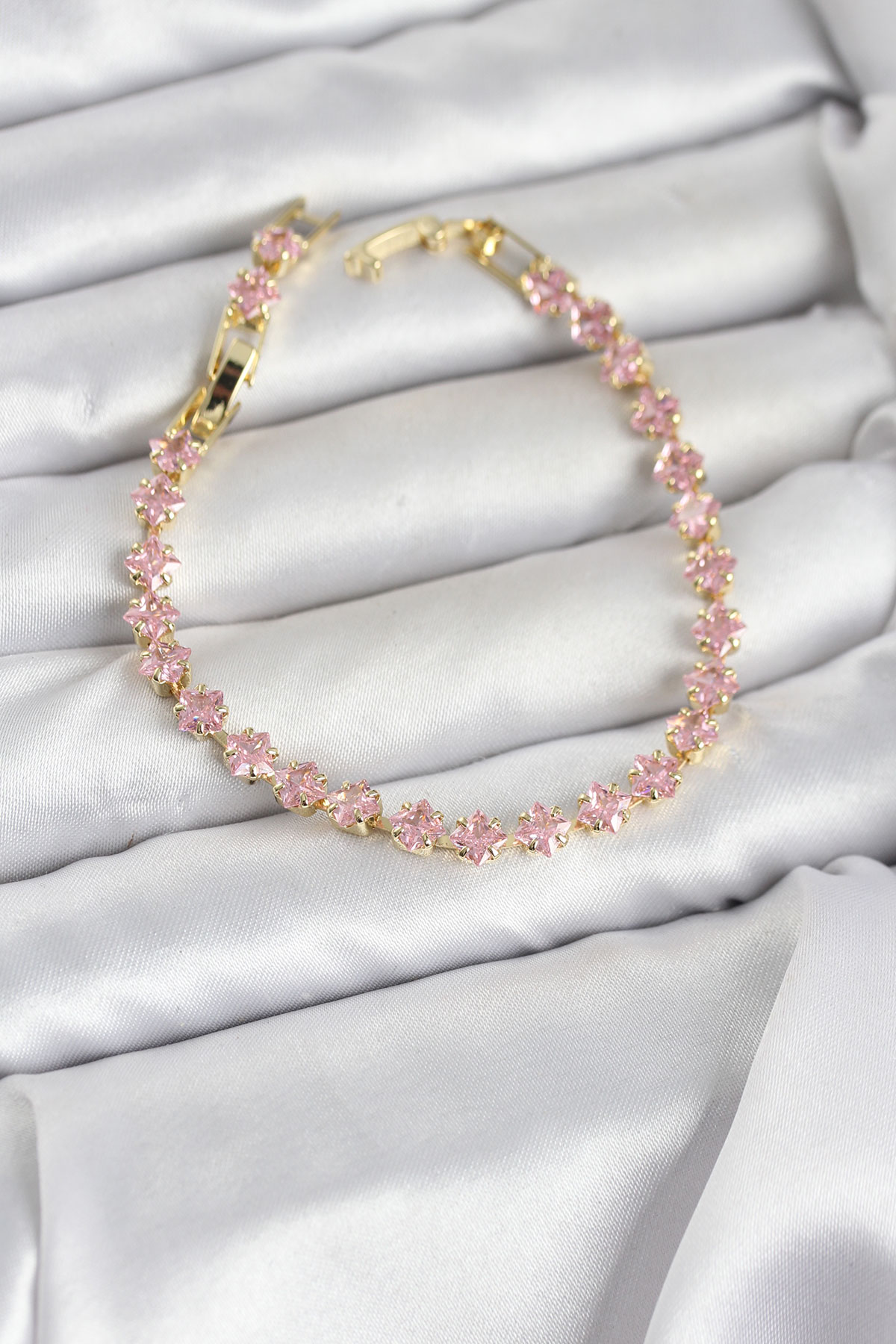 Pembe Kare Zirkon Taşlı Gold Renk Pirinç Su Yolu Kadın Bileklik - Lisinya Pembe Kare Zirkon Taşlı Gold Renk Pirinç Su Yolu Kadın Bileklik - Lisinya