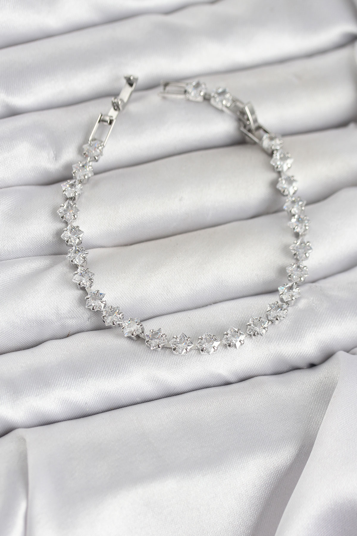 Kare Zirkon Taşlı Gümüş Renk Pirinç Su Yolu Kadın Bileklik - Lisinya Kare Zirkon Taşlı Gümüş Renk Pirinç Su Yolu Kadın Bileklik - Lisinya