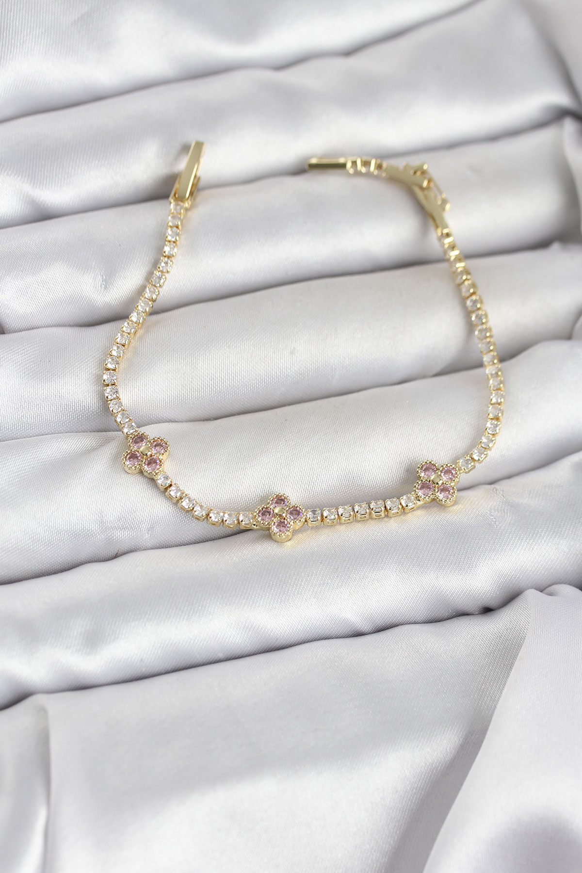 Pembe Yonca Detaylı Zirkon Taşlı Gold Renk Pirinç Su Yolu Kadın Bileklik - Lisinya Pembe Yonca Detaylı Zirkon Taşlı Gold Renk Pirinç Su Yolu Kadın Bileklik - Lisinya
