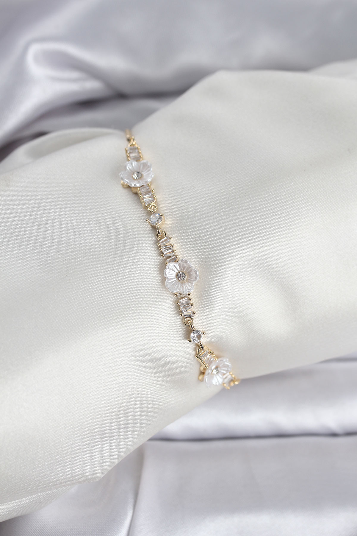 Baget Zirkon Taşlı Çiçek Model Gold Renk Asansörlü Kadın Bileklik - Lisinya Baget Zirkon Taşlı Çiçek Model Gold Renk Asansörlü Kadın Bileklik - Lisinya