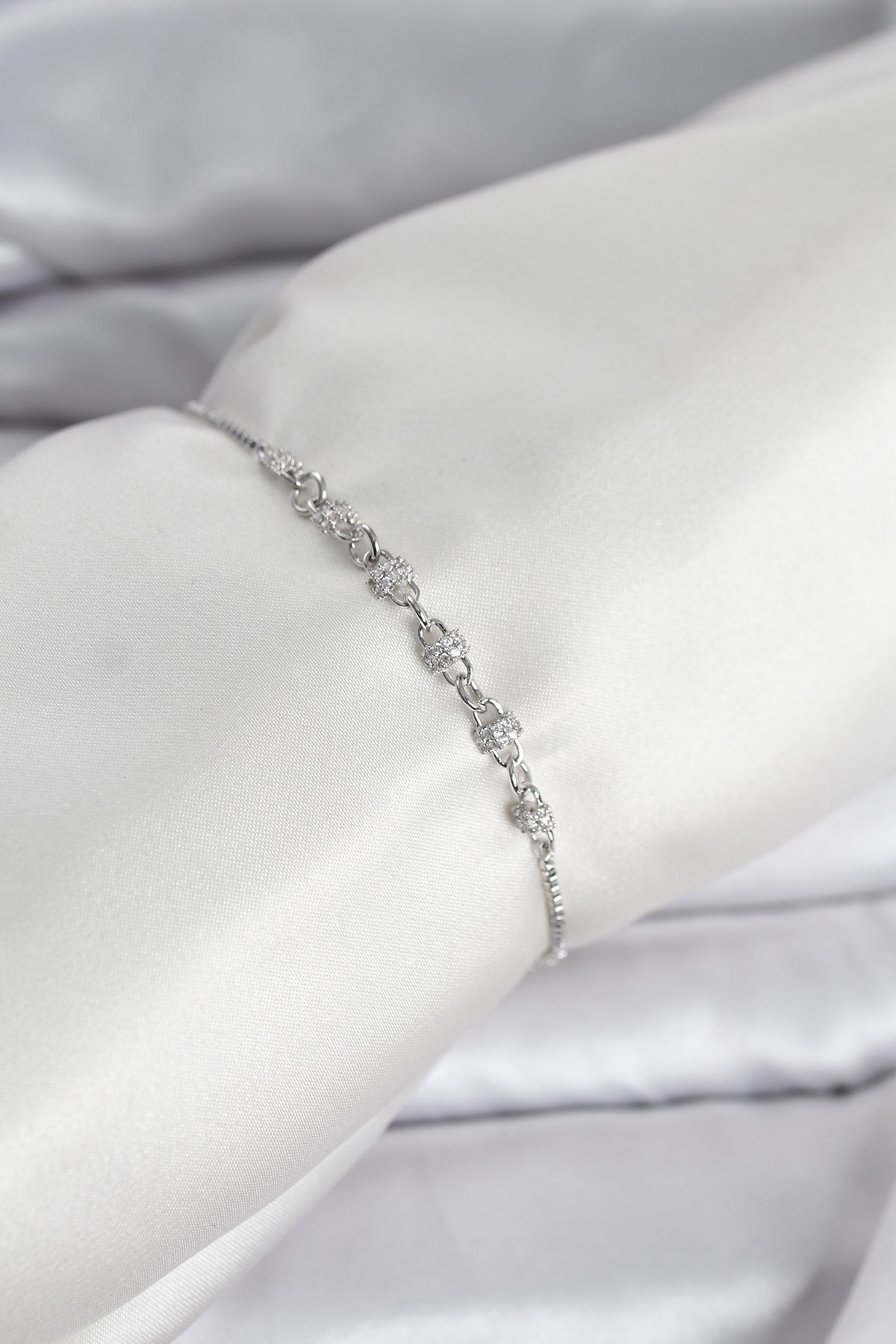 Gümüş Renk Zincir Model Zirkon Taşlı Pirinç Asansörlü Kadın Bileklik - Lisinya Gümüş Renk Zincir Model Zirkon Taşlı Pirinç Asansörlü Kadın Bileklik - Lisinya