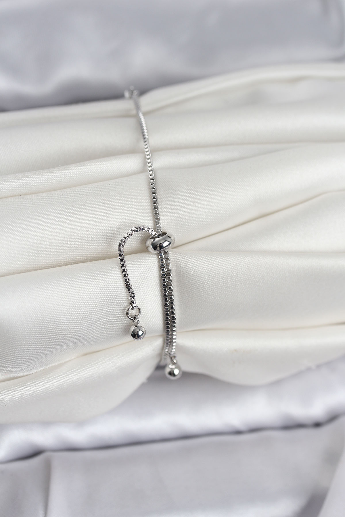 Gümüş Renk Zirkon Taşlı Sıralı Damla Model Asansörlü Kadın Bileklik - Lisinya