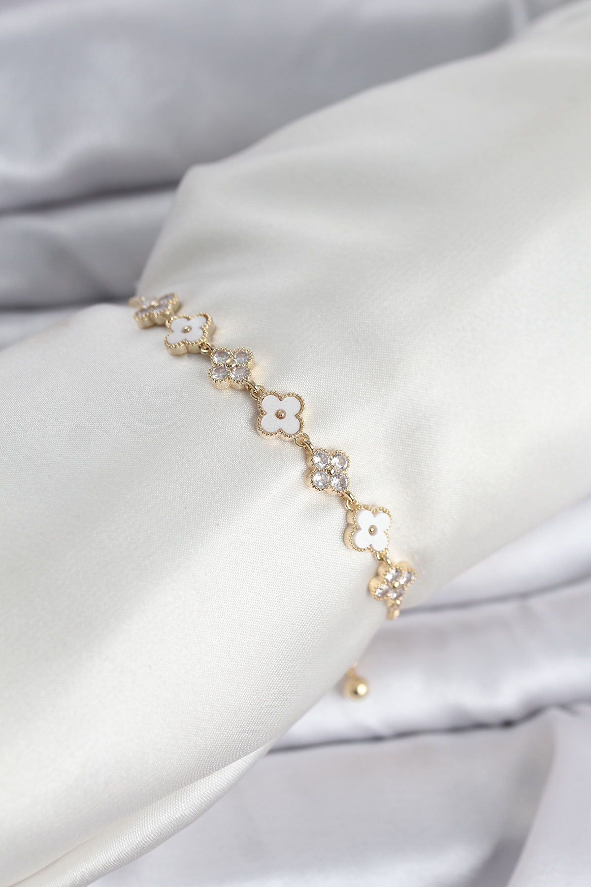 Gold Renk Zirkon Taşlı Sıralı Yonca Model Asansörlü Kadın Bileklik - Lisinya Gold Renk Zirkon Taşlı Sıralı Yonca Model Asansörlü Kadın Bileklik - Lisinya