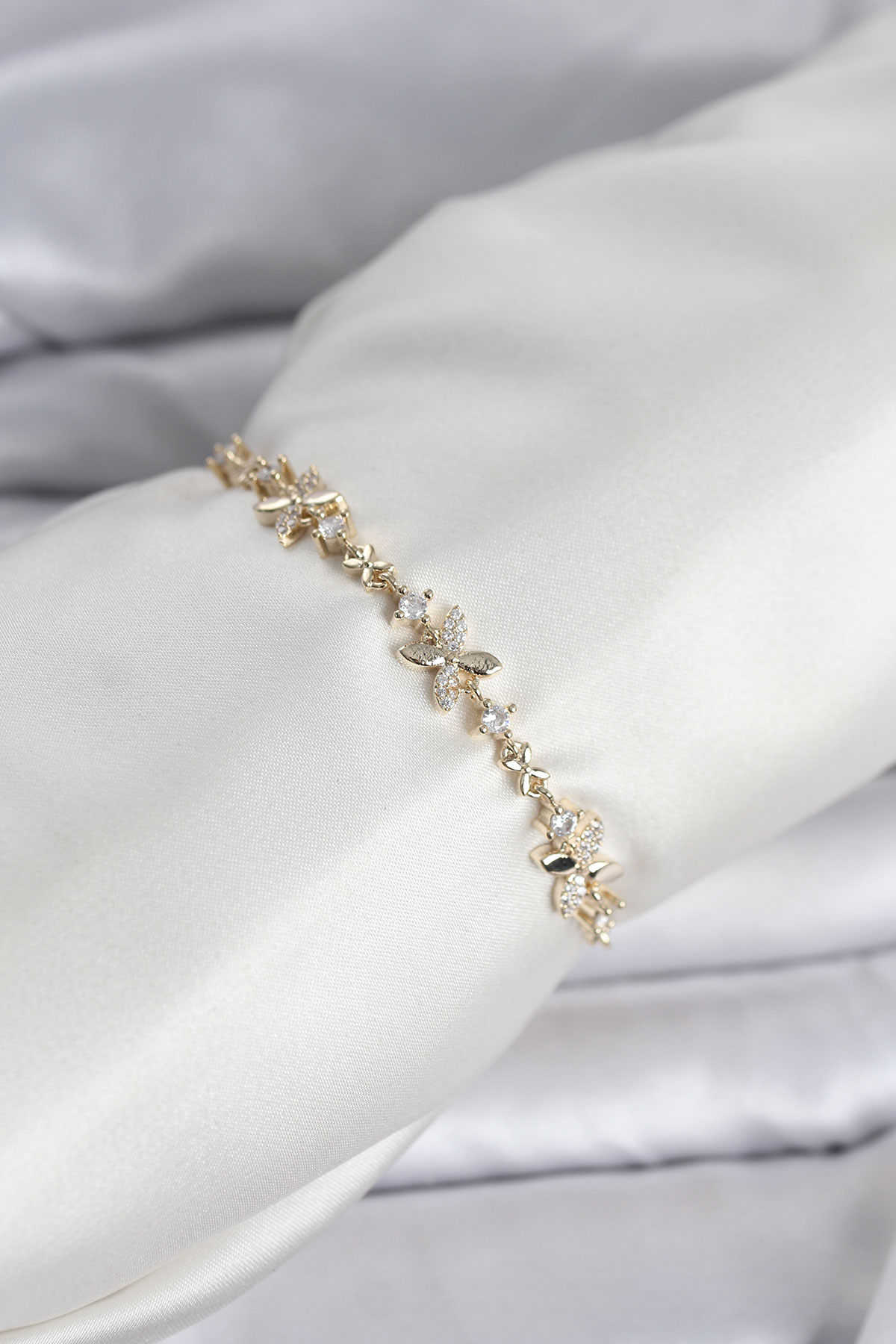 Gold Renk Yonca Model Zirkon Taşlı Asansörlü Kadın Bileklik - Lisinya Gold Renk Yonca Model Zirkon Taşlı Asansörlü Kadın Bileklik - Lisinya