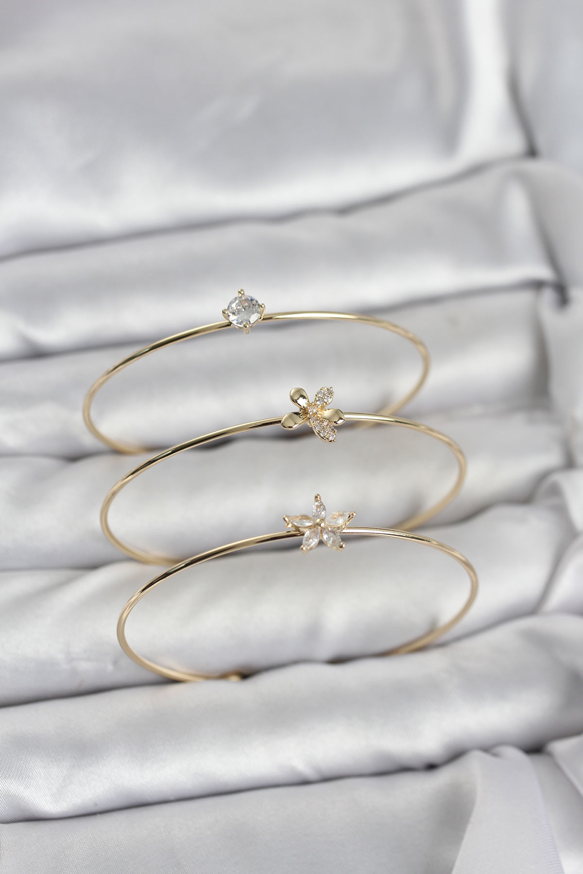 Gold Renk Zirkon Taşlı Pirinç 3'lü Kadın Bileklik Kombini - Lisinya Gold Renk Zirkon Taşlı Pirinç 3'lü Kadın Bileklik Kombini - Lisinya