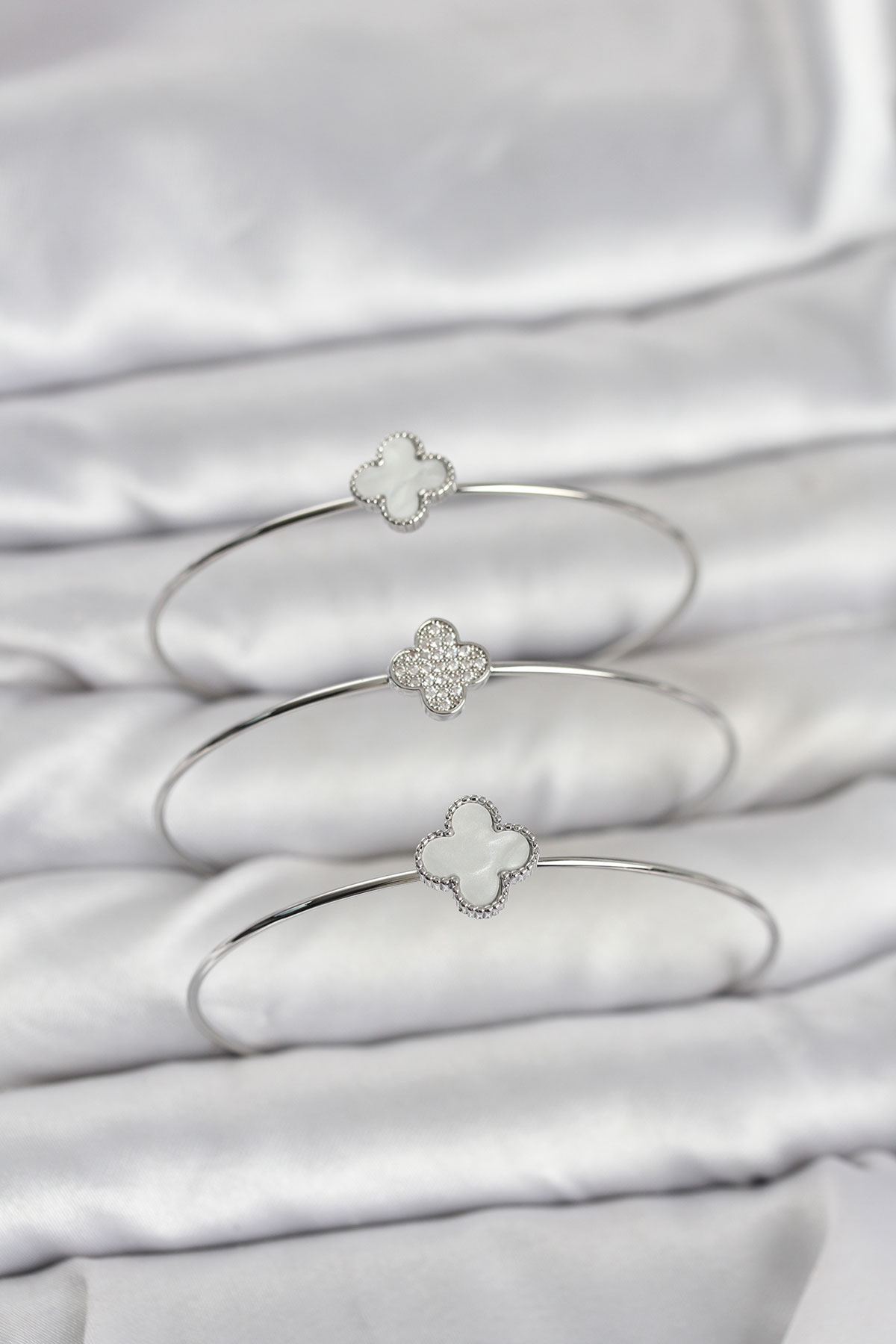 Gümüş Renk Yonca Model Zirkon Taşlı 3'lü Kadın Bileklik Kombini - Lisinya Gümüş Renk Yonca Model Zirkon Taşlı 3'lü Kadın Bileklik Kombini - Lisinya