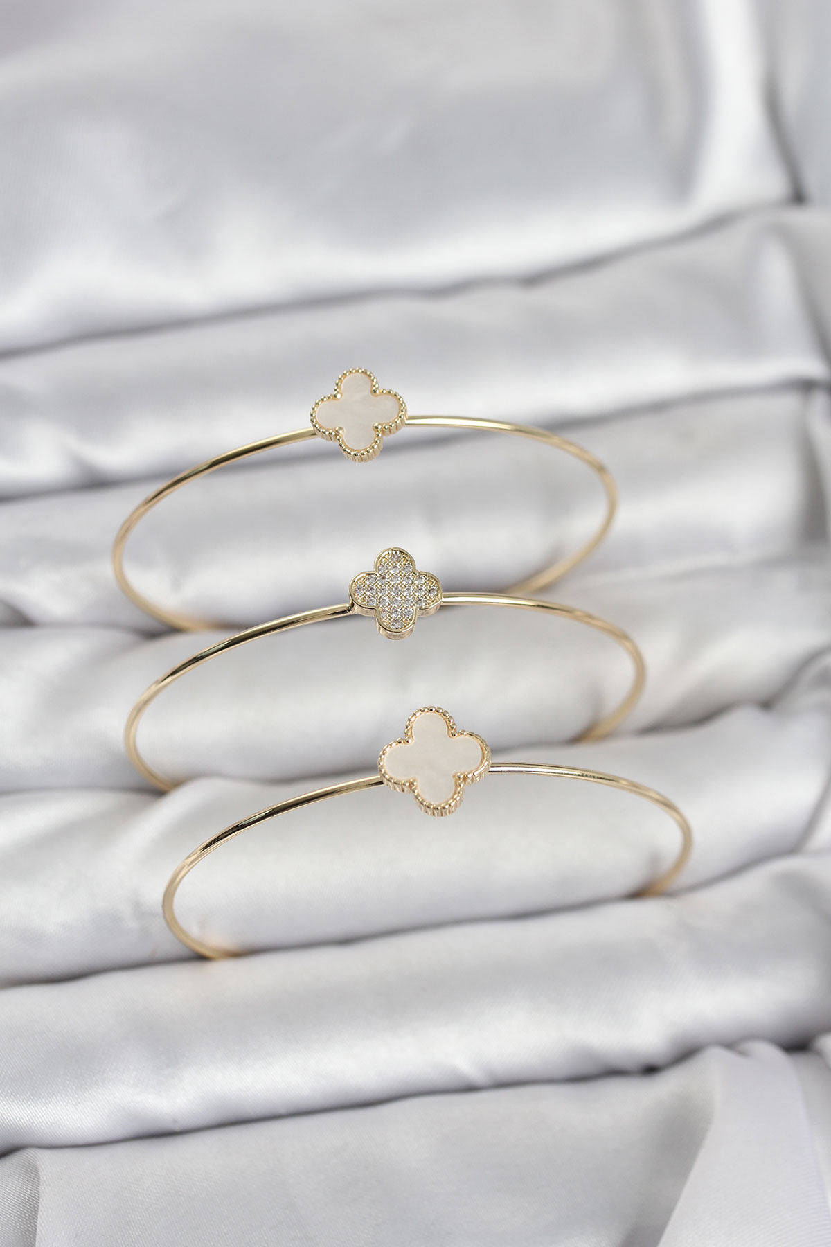 Gold Renk Yonca Model Zirkon Taşlı 3'lü Kadın Bileklik Kombini - Lisinya Gold Renk Yonca Model Zirkon Taşlı 3'lü Kadın Bileklik Kombini - Lisinya