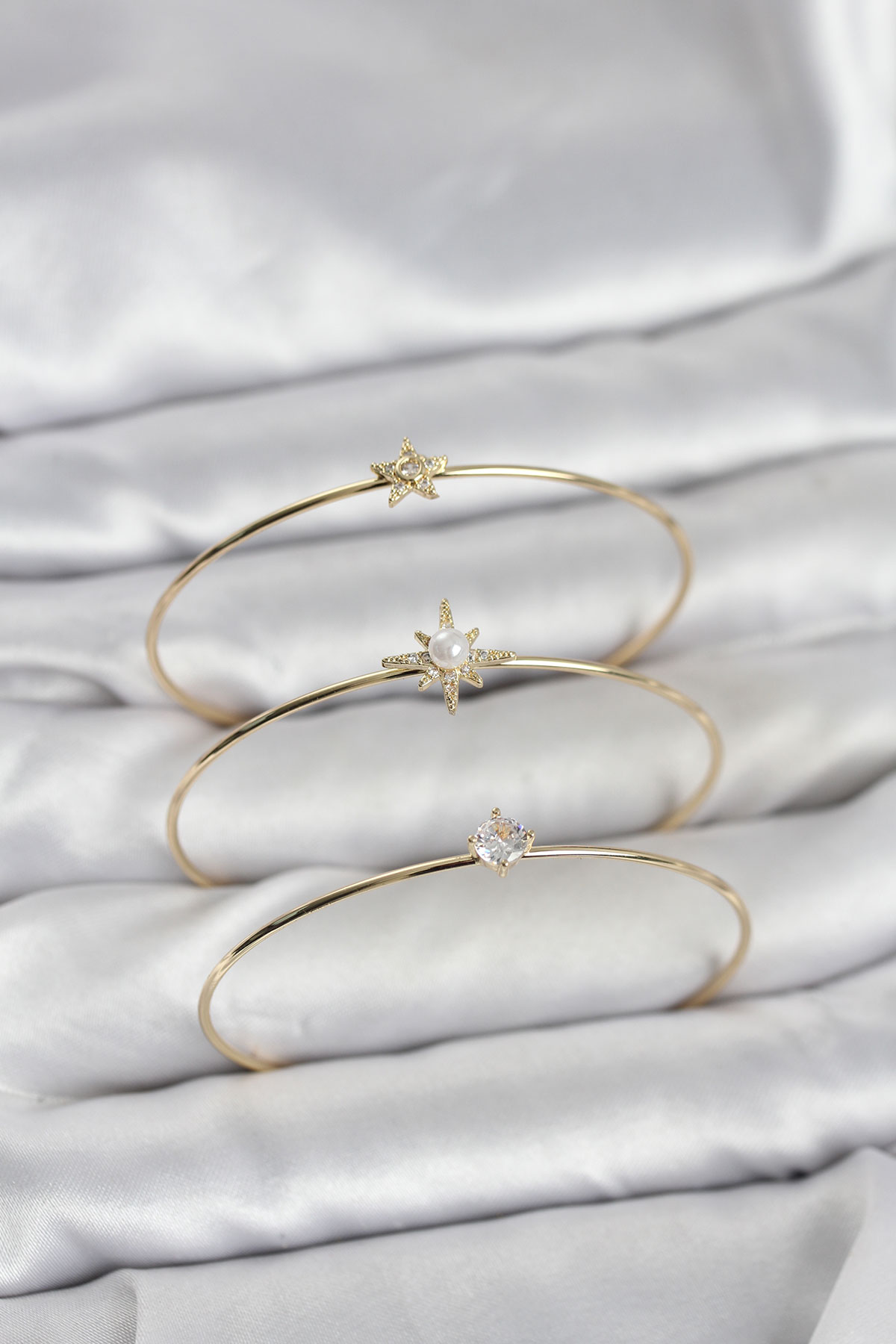 Gold Renk Kutup Yıldızı Model Zirkon Taşlı 3'lü Kadın Bileklik Kombini - Lisinya Gold Renk Kutup Yıldızı Model Zirkon Taşlı 3'lü Kadın Bileklik Kombini - Lisinya